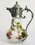 CONDE EDUARDO PRATES - LINDO DECANTER EM VIDRO ARTÍSTICO DECORACO COM EXUBERARNTES PRINCOS DE PRINCESA ESMALTADOS EM RELEVO. A GUARNIÇÃO TEM MARCAS DA MANUFATURA GALLIA METAL PARA O FINAL DO SEC. XIX. PEÇA MAGNIFICA! FRANÇA. DEC. 1890. 25 CM DE ALTURA