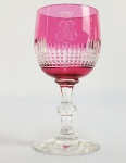 BARÃO DE POTENGI -  (INACIO DE AMERICA PINHEIRO, 1830-1892)  BACCARAT   BACCARAT MAGNÍFICA TAÇA  EM CRISTAL DOUBLE CEREJA E TRANSLÚCIDO. POSSUI  RESERVA COM O MONOGRAMA COROADO DO TITULAR (BP COROADO). ESSE RARO SERVIÇO ESTÁ REPRODUZIDO NO LIVRO  O CRISTAL NO IMPERIO DO BRASIL de JORGE GETULIO VEIGA NAS PAGINAS 278 E 279 (VIDE FOTO DAS PAGINAS DO LIVRO NOS CREDITOS EXTRAS DO LOTE) . IMPECÁVEL ESTADO DE CONSERVAÇÃO! EXEMPLAR DESSE SERVIÇO COMPÕE TAMBÉM O ACERVO DO MUSEU IMPERIAL DE PETRÓPOLIS. FRANÇA, SEC. XIX.  11 CM DE ALTURANOTA: IGNÁCIO JOSÉ DA AMÉRICA PINHEIRO, PRIMEIRO E ÚNICOBARÃO DE POTENGI (VALENÇA  IO DE JANEIRO,19 DE OUTUBRO DE 1892) FOI UM NOBRE BRASILEIRO. FILHO DE JOSÉ PINHEIRO DE SOUSA E DE ISABEL MARIA DA VISITAÇÃO, QUE ERA FILHA DE INÁCIO DE SOUSA WERNEK. CASOU-SE COM ANA PEREGRINA PINHEIRO WERNECK (1837 - 13 DE MARÇO DE 1925), E TORNOU-SE BARONESA DE POTENGI. AGRACIADO COM O TÍTULO DE BARÃO, POR DECRETO IMPERIAL DE17 DE JUNHO DE 1882.ERA IRMÃO DO VISCONDE DE IPIABAS, PEREGRINO JOSÉ DE AMÉRICA (OU DAMERICA) PINHEIRO (1811-1882) QUE FOI SENHOR DA FAMOSA FAZENDA ORIENTE EM VASSOURAS. A FAMÍLIA PINHEIRO TORNOU-SE UM  DOS MAIS IMPORTANTES CLÃNS CAFEEIROS DO BRASIL. UMA DAS FILHAS DO VISCONDE DE IPIABAS, DONA ANA PEREGRINA, PINHEIRO WERNECK VEIO A CASAR-SE COM O BARÃO DE POTENGI, IRMÃO DO VISCONDE IPIABAS, TORNANDO-SE PORTANTO TIO DE SUA ESPOSA E CUNHADO DE SEU IRMÃO. O VISCONDE DE IPIABAS E SEU IRMÃO O BARÃO DE POTENGY ERAM MEMBROS DA ANTIGA ARISTOCRACIA RURAL FLUMINENSE, ERAM UM DOS MAIORES PRODUTORES DE CAFÉ EM VALENÇA, RIO DE JANEIRO. PEREGRINO FOI COMENDADOR E CORONEL DA GUARDA NACIONAL, SENDO TAMBÉM AGRACIADO COM AS INSÍGNIAS DAS ORDENS DE CRISTO E DA ROSA, ALÉM DE SER MOÇO FIDALGO COM EXERCÍCIO NA CASA IMPERIAL. FOI PROVEDOR DA SANTA CASA DE MISERICÓRDIA DE VALENÇA E MEMBRO DO INSTITUTO HISTÓRICO E GEOGRÁFICO BRASILEIRO, ALÉM DE CONTRIBUIR COM ELEVADA SOMA DE DINHEIRO PARA A CRIAÇÃO DO CORPO DO EXÉRCITO DO BRASIL QUE LUTOU NA GUERRA DO PARAGUAI. EXTREMAMENTE RELIGIOSO, COLABOROU PARA A RESTAURAÇÃO, E MESMO CONCLUSÃO, DE VÁRIAS IGREJAS LOCALIZADAS NA ÁREA DE VALENÇA. CASOU-SE NO DIA 4 DE FEVEREIRO DE 1841 COM SUA PRIMA-IRMÃ ANA ISABEL WERNECK, COM QUEM TEVE 15 FILHOS. PELA SUA INICIATIVA EM CONSTRUIR ESCOLAS, HOSPITAIS E EM LIBERTAR A MAIORIA DE SEUS ESCRAVOS E TORNA-LOS TRABALHADORES ASSALARIADOS, RECEBEU DO IMPERADOR INÚMERAS CONDECORAÇÕES, SENDO CAVALEIRO DA IMPERIAL ORDEM DA ROSA, DA IMPERIAL ORDEM DE CRISTO E TÍTULOS DE BARÃO E VISCONDE DE IPIABAS. FALECIDO EM 1883 DEIXOU PARA SEUS DESCENTES 38 ESCRAVOS, E MAIS DE 100 CONTOS DE RÉIS. A ABOLIÇÃO DA ESCRAVIDÃO TROUXE GRANDES PREJUÍZOS FINANCEIROS A FAZENDA DA FAMÍLIA, QUE ERA ADMINISTRADA POR SUA VIÚVA, DONA ANA WERNECK QUE ACUMULOU MAIS DE 150 CONTOS DE RÉIS ANTES DE SUA MORTE EM 1892. NA VIRADA DO SÉCULO XX, A FORTUNA DA ANTIGA FAMÍLIA CAFEEIRA JÁ HAVIA EVAPORADO ENTRE OS DESCENDENTES. (VIDE NOS CRÉDITOS EXTRAS DESSE LOTE FOTOGRAFIA DO RETRATO DO VISCONDE DE IPIABAS)
