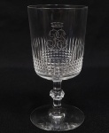 BARÃO DE POTENGI -  (INACIO DE AMERICA PINHEIRO, 1830-1892)  BACCARAT   BACCARAT MAGNÍFICA TAÇA  EM CRISTAL TRANSLÚCIDO. POSSUI  RESERVA COM O MONOGRAMA COROADO DO TITULAR (BP COROADO). ESSE RARO SERVIÇO ESTÁ REPRODUZIDO NO LIVRO  O CRISTAL NO IMPERIO DO BRASIL de JORGE GETULIO VEIGA NAS PAGINAS 278 E 279 (VIDE FOTO DAS PAGINAS DO LIVRO NOS CREDITOS EXTRAS DO LOTE) . IMPECÁVEL ESTADO DE CONSERVAÇÃO! EXEMPLAR DESSE SERVIÇO COMPÕE TAMBÉM O ACERVO DO MUSEU IMPERIAL DE PETRÓPOLIS. FRANÇA, SEC. XIX. 11,5  CM DE ALTURANOTA: IGNÁCIO JOSÉ DA AMÉRICA PINHEIRO, PRIMEIRO E ÚNICOBARÃO DE POTENGI (VALENÇA  IO DE JANEIRO,19 DE OUTUBRO DE 1892) FOI UM NOBRE BRASILEIRO. FILHO DE JOSÉ PINHEIRO DE SOUSA E DE ISABEL MARIA DA VISITAÇÃO, QUE ERA FILHA DE INÁCIO DE SOUSA WERNEK. CASOU-SE COM ANA PEREGRINA PINHEIRO WERNECK (1837 - 13 DE MARÇO DE 1925), E TORNOU-SE BARONESA DE POTENGI. AGRACIADO COM O TÍTULO DE BARÃO, POR DECRETO IMPERIAL DE17 DE JUNHO DE 1882.ERA IRMÃO DO VISCONDE DE IPIABAS, PEREGRINO JOSÉ DE AMÉRICA (OU DAMERICA) PINHEIRO (1811-1882) QUE FOI SENHOR DA FAMOSA FAZENDA ORIENTE EM VASSOURAS. A FAMÍLIA PINHEIRO TORNOU-SE UM  DOS MAIS IMPORTANTES CLÃNS CAFEEIROS DO BRASIL. UMA DAS FILHAS DO VISCONDE DE IPIABAS, DONA ANA PEREGRINA, PINHEIRO WERNECK VEIO A CASAR-SE COM O BARÃO DE POTENGI, IRMÃO DO VISCONDE IPIABAS, TORNANDO-SE PORTANTO TIO DE SUA ESPOSA E CUNHADO DE SEU IRMÃO. O VISCONDE DE IPIABAS E SEU IRMÃO O BARÃO DE POTENGY ERAM MEMBROS DA ANTIGA ARISTOCRACIA RURAL FLUMINENSE, ERAM UM DOS MAIORES PRODUTORES DE CAFÉ EM VALENÇA, RIO DE JANEIRO. PEREGRINO FOI COMENDADOR E CORONEL DA GUARDA NACIONAL, SENDO TAMBÉM AGRACIADO COM AS INSÍGNIAS DAS ORDENS DE CRISTO E DA ROSA, ALÉM DE SER MOÇO FIDALGO COM EXERCÍCIO NA CASA IMPERIAL. FOI PROVEDOR DA SANTA CASA DE MISERICÓRDIA DE VALENÇA E MEMBRO DO INSTITUTO HISTÓRICO E GEOGRÁFICO BRASILEIRO, ALÉM DE CONTRIBUIR COM ELEVADA SOMA DE DINHEIRO PARA A CRIAÇÃO DO CORPO DO EXÉRCITO DO BRASIL QUE LUTOU NA GUERRA DO PARAGUAI. EXTREMAMENTE RELIGIOSO, COLABOROU PARA A RESTAURAÇÃO, E MESMO CONCLUSÃO, DE VÁRIAS IGREJAS LOCALIZADAS NA ÁREA DE VALENÇA. CASOU-SE NO DIA 4 DE FEVEREIRO DE 1841 COM SUA PRIMA-IRMÃ ANA ISABEL WERNECK, COM QUEM TEVE 15 FILHOS. PELA SUA INICIATIVA EM CONSTRUIR ESCOLAS, HOSPITAIS E EM LIBERTAR A MAIORIA DE SEUS ESCRAVOS E TORNA-LOS TRABALHADORES ASSALARIADOS, RECEBEU DO IMPERADOR INÚMERAS CONDECORAÇÕES, SENDO CAVALEIRO DA IMPERIAL ORDEM DA ROSA, DA IMPERIAL ORDEM DE CRISTO E TÍTULOS DE BARÃO E VISCONDE DE IPIABAS. FALECIDO EM 1883 DEIXOU PARA SEUS DESCENTES 38 ESCRAVOS, E MAIS DE 100 CONTOS DE RÉIS. A ABOLIÇÃO DA ESCRAVIDÃO TROUXE GRANDES PREJUÍZOS FINANCEIROS A FAZENDA DA FAMÍLIA, QUE ERA ADMINISTRADA POR SUA VIÚVA, DONA ANA WERNECK QUE ACUMULOU MAIS DE 150 CONTOS DE RÉIS ANTES DE SUA MORTE EM 1892. NA VIRADA DO SÉCULO XX, A FORTUNA DA ANTIGA FAMÍLIA CAFEEIRA JÁ HAVIA EVAPORADO ENTRE OS DESCENDENTES. (VIDE NOS CRÉDITOS EXTRAS DESSE LOTE FOTOGRAFIA DO RETRATO DO VISCONDE DE IPIABAS)