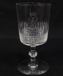 BARÃO DE POTENGI -  (INACIO DE AMERICA PINHEIRO, 1830-1892)  BACCARAT   BACCARAT MAGNÍFICA TAÇA PARA ÁGUA  EM CRISTAL TRANSLÚCIDO. POSSUI  RESERVA COM O MONOGRAMA COROADO DO TITULAR (BP COROADO). ESSE RARO SERVIÇO ESTÁ REPRODUZIDO NO LIVRO  O CRISTAL NO IMPERIO DO BRASIL de JORGE GETULIO VEIGA NAS PAGINAS 278 E 279 (VIDE FOTO DAS PAGINAS DO LIVRO NOS CREDITOS EXTRAS DO LOTE) . IMPECÁVEL ESTADO DE CONSERVAÇÃO! EXEMPLAR DESSE SERVIÇO COMPÕE TAMBÉM O ACERVO DO MUSEU IMPERIAL DE PETRÓPOLIS. FRANÇA, SEC. XIX. 13,5 CM DE ALTURA  NOTA: IGNÁCIO JOSÉ DA AMÉRICA PINHEIRO, PRIMEIRO E ÚNICOBARÃO DE POTENGI (VALENÇA  IO DE JANEIRO,19 DE OUTUBRO DE 1892) FOI UM NOBRE BRASILEIRO. FILHO DE JOSÉ PINHEIRO DE SOUSA E DE ISABEL MARIA DA VISITAÇÃO, QUE ERA FILHA DE INÁCIO DE SOUSA WERNEK. CASOU-SE COM ANA PEREGRINA PINHEIRO WERNECK (1837 - 13 DE MARÇO DE 1925), E TORNOU-SE BARONESA DE POTENGI. AGRACIADO COM O TÍTULO DE BARÃO, POR DECRETO IMPERIAL DE17 DE JUNHO DE 1882.ERA IRMÃO DO VISCONDE DE IPIABAS, PEREGRINO JOSÉ DE AMÉRICA (OU DAMERICA) PINHEIRO (1811-1882) QUE FOI SENHOR DA FAMOSA FAZENDA ORIENTE EM VASSOURAS. A FAMÍLIA PINHEIRO TORNOU-SE UM  DOS MAIS IMPORTANTES CLÃNS CAFEEIROS DO BRASIL. UMA DAS FILHAS DO VISCONDE DE IPIABAS, DONA ANA PEREGRINA, PINHEIRO WERNECK VEIO A CASAR-SE COM O BARÃO DE POTENGI, IRMÃO DO VISCONDE IPIABAS, TORNANDO-SE PORTANTO TIO DE SUA ESPOSA E CUNHADO DE SEU IRMÃO. O VISCONDE DE IPIABAS E SEU IRMÃO O BARÃO DE POTENGY ERAM MEMBROS DA ANTIGA ARISTOCRACIA RURAL FLUMINENSE, ERAM UM DOS MAIORES PRODUTORES DE CAFÉ EM VALENÇA, RIO DE JANEIRO. PEREGRINO FOI COMENDADOR E CORONEL DA GUARDA NACIONAL, SENDO TAMBÉM AGRACIADO COM AS INSÍGNIAS DAS ORDENS DE CRISTO E DA ROSA, ALÉM DE SER MOÇO FIDALGO COM EXERCÍCIO NA CASA IMPERIAL. FOI PROVEDOR DA SANTA CASA DE MISERICÓRDIA DE VALENÇA E MEMBRO DO INSTITUTO HISTÓRICO E GEOGRÁFICO BRASILEIRO, ALÉM DE CONTRIBUIR COM ELEVADA SOMA DE DINHEIRO PARA A CRIAÇÃO DO CORPO DO EXÉRCITO DO BRASIL QUE LUTOU NA GUERRA DO PARAGUAI. EXTREMAMENTE RELIGIOSO, COLABOROU PARA A RESTAURAÇÃO, E MESMO CONCLUSÃO, DE VÁRIAS IGREJAS LOCALIZADAS NA ÁREA DE VALENÇA. CASOU-SE NO DIA 4 DE FEVEREIRO DE 1841 COM SUA PRIMA-IRMÃ ANA ISABEL WERNECK, COM QUEM TEVE 15 FILHOS. PELA SUA INICIATIVA EM CONSTRUIR ESCOLAS, HOSPITAIS E EM LIBERTAR A MAIORIA DE SEUS ESCRAVOS E TORNA-LOS TRABALHADORES ASSALARIADOS, RECEBEU DO IMPERADOR INÚMERAS CONDECORAÇÕES, SENDO CAVALEIRO DA IMPERIAL ORDEM DA ROSA, DA IMPERIAL ORDEM DE CRISTO E TÍTULOS DE BARÃO E VISCONDE DE IPIABAS. FALECIDO EM 1883 DEIXOU PARA SEUS DESCENTES 38 ESCRAVOS, E MAIS DE 100 CONTOS DE RÉIS. A ABOLIÇÃO DA ESCRAVIDÃO TROUXE GRANDES PREJUÍZOS FINANCEIROS A FAZENDA DA FAMÍLIA, QUE ERA ADMINISTRADA POR SUA VIÚVA, DONA ANA WERNECK QUE ACUMULOU MAIS DE 150 CONTOS DE RÉIS ANTES DE SUA MORTE EM 1892. NA VIRADA DO SÉCULO XX, A FORTUNA DA ANTIGA FAMÍLIA CAFEEIRA JÁ HAVIA EVAPORADO ENTRE OS DESCENDENTES. (VIDE NOS CRÉDITOS EXTRAS DESSE LOTE FOTOGRAFIA DO RETRATO DO VISCONDE DE IPIABAS)