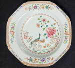 DOM JOÃO VI - SERVIÇO DOS PAVÕES excepcional prato em porcelana com esmaltes do reinado Qianlong (1711-1799). Feitio oitavado (primeira leva de encomenda). Pertenceu ao serviço do Rei Dom João VI. China, meados do sec. XVIII. 23 cm de diâmetro.NOTA: Serviço dos Pavões é um serviço de jantar real, confeccionado em porcelana de pasta dura, de finíssima qualidade, que foi produzido na China do Imperador Qianlong , sob encomenda, para Portugal. Estima-se que cerca de vinte mil peças do hoje chamado Serviço dos Pavões tenham sido produzidas entre 1750 e1795, restando hoje cerca de cinco mil distribuídas por todo o mundo. É considerado um dos mais belos serviços de jantar de exportação. Em formato oitavado, recortado ou, em suas últimas fornadas, redondo, o prato é de louça (porcelana) branca, encaroçada, decorada com esmaltes nas cores habituais da chamada "família rosa". Além de pratos de vários tamanhos, foram confeccionadas sopeiras de vários tipos, terrinas, molheiras, travessas de vários formatos, manteigueiras, meleiras, wine-coolers e tigelas. Foi utilizado pela Família Real Portuguesa e pela Família Imperial Brasileira tanto no Paço de São Cristóvão como também na Fazenda Imperial de Santa Cruz. É um serviço conhecido como viajante, pois foi levado da China a Portugal, e de Portugal para o Brasil, quando D. João VI, ainda príncipe, temendo as guerras napoleônicas, estabeleceu-se no Rio de Janeiro, com sua mãe, D. Maria I. Os serviços de porcelana chinesa de uso imperial, trazidos para o Brasil por D. João VI, foram dispersos após a proclamação da República, sendo atualmente peças raras, procuradas por colecionadores de todo o mundo. Com o fim do Império em 1890, foram realizados diversos leilões pelo leiloeiro Joaquim Dias dos Santos, no Rio de Janeiro, mas seus registros foram logo depois perdidos num incêndio ocorrido pouco depois na loja do leiloeiro.