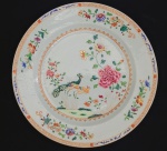 DOM JOÃO VI - SERVIÇO DOS PAVÕES excepcional prato raso em porcelana com esmaltes do reinado Qianlong (1711-1799). Feitio  circular. Pertenceu ao serviço do Rei Dom João VI. China, meados do sec. XVIII. 23  cm de diâmetro.NOTA: Serviço dos Pavões é um serviço de jantar real, confeccionado em porcelana de pasta dura, de finíssima qualidade, que foi produzido na China do Imperador Qianlong , sob encomenda, para Portugal. Estima-se que cerca de vinte mil peças do hoje chamado Serviço dos Pavões tenham sido produzidas entre 1750 e1795, restando hoje cerca de cinco mil distribuídas por todo o mundo. É considerado um dos mais belos serviços de jantar de exportação. Em formato oitavado, recortado ou, em suas últimas fornadas, redondo, o prato é de louça (porcelana) branca, encaroçada, decorada com esmaltes nas cores habituais da chamada "família rosa". Além de pratos de vários tamanhos, foram confeccionadas sopeiras de vários tipos, terrinas, molheiras, travessas de vários formatos, manteigueiras, meleiras, wine-coolers e tigelas. Foi utilizado pela Família Real Portuguesa e pela Família Imperial Brasileira tanto no Paço de São Cristóvão como também na Fazenda Imperial de Santa Cruz. É um serviço conhecido como viajante, pois foi levado da China a Portugal, e de Portugal para o Brasil, quando D. João VI, ainda príncipe, temendo as guerras napoleônicas, estabeleceu-se no Rio de Janeiro, com sua mãe, D. Maria I. Os serviços de porcelana chinesa de uso imperial, trazidos para o Brasil por D. João VI, foram dispersos após a proclamação da República, sendo atualmente peças raras, procuradas por colecionadores de todo o mundo. Com o fim do Império em 1890, foram realizados diversos leilões pelo leiloeiro Joaquim Dias dos Santos, no Rio de Janeiro, mas seus registros foram logo depois perdidos num incêndio ocorrido pouco depois na loja do leiloeiro.