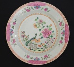 DOM JOÃO VI - SERVIÇO DOS PAVÕES excepcional prato raso em porcelana com esmaltes do reinado Qianlong (1711-1799). Feitio  circular. Pertenceu ao serviço do Rei Dom João VI. China, meados do sec. XVIII. 23,5   cm de diâmetro. NOTA: Serviço dos Pavões é um serviço de jantar real, confeccionado em porcelana de pasta dura, de finíssima qualidade, que foi produzido na China do Imperador Qianlong , sob encomenda, para Portugal. Estima-se que cerca de vinte mil peças do hoje chamado Serviço dos Pavões tenham sido produzidas entre 1750 e1795, restando hoje cerca de cinco mil distribuídas por todo o mundo. É considerado um dos mais belos serviços de jantar de exportação. Em formato oitavado, recortado ou, em suas últimas fornadas, redondo, o prato é de louça (porcelana) branca, encaroçada, decorada com esmaltes nas cores habituais da chamada "família rosa". Além de pratos de vários tamanhos, foram confeccionadas sopeiras de vários tipos, terrinas, molheiras, travessas de vários formatos, manteigueiras, meleiras, wine-coolers e tigelas. Foi utilizado pela Família Real Portuguesa e pela Família Imperial Brasileira tanto no Paço de São Cristóvão como também na Fazenda Imperial de Santa Cruz. É um serviço conhecido como viajante, pois foi levado da China a Portugal, e de Portugal para o Brasil, quando D. João VI, ainda príncipe, temendo as guerras napoleônicas, estabeleceu-se no Rio de Janeiro, com sua mãe, D. Maria I. Os serviços de porcelana chinesa de uso imperial, trazidos para o Brasil por D. João VI, foram dispersos após a proclamação da República, sendo atualmente peças raras, procuradas por colecionadores de todo o mundo. Com o fim do Império em 1890, foram realizados diversos leilões pelo leiloeiro Joaquim Dias dos Santos, no Rio de Janeiro, mas seus registros foram logo depois perdidos num incêndio ocorrido pouco depois na loja do leiloeiro.