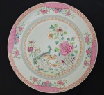 DOM JOÃO VI - SERVIÇO DOS PAVÕES excepcional prato raso em porcelana com esmaltes do reinado Qianlong (1711-1799). Feitio  circular. Pertenceu ao serviço do Rei Dom João VI. China, meados do sec. XVIII. 23  cm de diâmetro.NOTA: Serviço dos Pavões é um serviço de jantar real, confeccionado em porcelana de pasta dura, de finíssima qualidade, que foi produzido na China do Imperador Qianlong , sob encomenda, para Portugal. Estima-se que cerca de vinte mil peças do hoje chamado Serviço dos Pavões tenham sido produzidas entre 1750 e1795, restando hoje cerca de cinco mil distribuídas por todo o mundo. É considerado um dos mais belos serviços de jantar de exportação. Em formato oitavado, recortado ou, em suas últimas fornadas, redondo, o prato é de louça (porcelana) branca, encaroçada, decorada com esmaltes nas cores habituais da chamada "família rosa". Além de pratos de vários tamanhos, foram confeccionadas sopeiras de vários tipos, terrinas, molheiras, travessas de vários formatos, manteigueiras, meleiras, wine-coolers e tigelas. Foi utilizado pela Família Real Portuguesa e pela Família Imperial Brasileira tanto no Paço de São Cristóvão como também na Fazenda Imperial de Santa Cruz. É um serviço conhecido como viajante, pois foi levado da China a Portugal, e de Portugal para o Brasil, quando D. João VI, ainda príncipe, temendo as guerras napoleônicas, estabeleceu-se no Rio de Janeiro, com sua mãe, D. Maria I. Os serviços de porcelana chinesa de uso imperial, trazidos para o Brasil por D. João VI, foram dispersos após a proclamação da República, sendo atualmente peças raras, procuradas por colecionadores de todo o mundo. Com o fim do Império em 1890, foram realizados diversos leilões pelo leiloeiro Joaquim Dias dos Santos, no Rio de Janeiro, mas seus registros foram logo depois perdidos num incêndio ocorrido pouco depois na loja do leiloeiro.