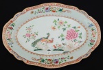 DOM JOÃO VI - SERVIÇO DOS PAVÕES travessa  em porcelana com esmaltes do reinado Qianlong (1711-1799). Feitio  oval Pertenceu ao serviço do Rei Dom João VI. China, meados do sec. XVIII. 28 cm de comprimentoNOTA: Serviço dos Pavões é um serviço de jantar real, confeccionado em porcelana de pasta dura, de finíssima qualidade, que foi produzido na China do Imperador Qianlong , sob encomenda, para Portugal. Estima-se que cerca de vinte mil peças do hoje chamado Serviço dos Pavões tenham sido produzidas entre 1750 e1795, restando hoje cerca de cinco mil distribuídas por todo o mundo. É considerado um dos mais belos serviços de jantar de exportação. Em formato oitavado, recortado ou, em suas últimas fornadas, redondo, o prato é de louça (porcelana) branca, encaroçada, decorada com esmaltes nas cores habituais da chamada "família rosa". Além de pratos de vários tamanhos, foram confeccionadas sopeiras de vários tipos, terrinas, molheiras, travessas de vários formatos, manteigueiras, meleiras, wine-coolers e tigelas. Foi utilizado pela Família Real Portuguesa e pela Família Imperial Brasileira tanto no Paço de São Cristóvão como também na Fazenda Imperial de Santa Cruz. É um serviço conhecido como viajante, pois foi levado da China a Portugal, e de Portugal para o Brasil, quando D. João VI, ainda príncipe, temendo as guerras napoleônicas, estabeleceu-se no Rio de Janeiro, com sua mãe, D. Maria I. Os serviços de porcelana chinesa de uso imperial, trazidos para o Brasil por D. João VI, foram dispersos após a proclamação da República, sendo atualmente peças raras, procuradas por colecionadores de todo o mundo. Com o fim do Império em 1890, foram realizados diversos leilões pelo leiloeiro Joaquim Dias dos Santos, no Rio de Janeiro, mas seus registros foram logo depois perdidos num incêndio ocorrido pouco depois na loja do leiloeiro.