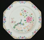 DOM JOÃO VI - SERVIÇO DOS PAVÕES excepcional prato raso em porcelana com esmaltes do reinado Qianlong (1711-1799). Feitio oitavado (primeira leva de encomenda). Pertenceu ao serviço do Rei Dom João VI. China, meados do sec. XVIII. 22 cm de diâmetro.NOTA: Serviço dos Pavões é um serviço de jantar real, confeccionado em porcelana de pasta dura, de finíssima qualidade, que foi produzido na China do Imperador Qianlong , sob encomenda, para Portugal. Estima-se que cerca de vinte mil peças do hoje chamado Serviço dos Pavões tenham sido produzidas entre 1750 e1795, restando hoje cerca de cinco mil distribuídas por todo o mundo. É considerado um dos mais belos serviços de jantar de exportação. Em formato oitavado, recortado ou, em suas últimas fornadas, redondo, o prato é de louça (porcelana) branca, encaroçada, decorada com esmaltes nas cores habituais da chamada "família rosa". Além de pratos de vários tamanhos, foram confeccionadas sopeiras de vários tipos, terrinas, molheiras, travessas de vários formatos, manteigueiras, meleiras, wine-coolers e tigelas. Foi utilizado pela Família Real Portuguesa e pela Família Imperial Brasileira tanto no Paço de São Cristóvão como também na Fazenda Imperial de Santa Cruz. É um serviço conhecido como viajante, pois foi levado da China a Portugal, e de Portugal para o Brasil, quando D. João VI, ainda príncipe, temendo as guerras napoleônicas, estabeleceu-se no Rio de Janeiro, com sua mãe, D. Maria I. Os serviços de porcelana chinesa de uso imperial, trazidos para o Brasil por D. João VI, foram dispersos após a proclamação da República, sendo atualmente peças raras, procuradas por colecionadores de todo o mundo. Com o fim do Império em 1890, foram realizados diversos leilões pelo leiloeiro Joaquim Dias dos Santos, no Rio de Janeiro, mas seus registros foram logo depois perdidos num incêndio ocorrido pouco depois na loja do leiloeiro.