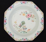 DOM JOÃO VI - SERVIÇO DOS PAVÕES excepcional prato fundo porcelana com esmaltes do reinado Qianlong (1711-1799). Feitio oitavado (primeira leva de encomenda). Pertenceu ao serviço do Rei Dom João VI. China, meados do sec. XVIII. 21,5 cm de diâmetro.NOTA: Serviço dos Pavões é um serviço de jantar real, confeccionado em porcelana de pasta dura, de finíssima qualidade, que foi produzido na China do Imperador Qianlong , sob encomenda, para Portugal. Estima-se que cerca de vinte mil peças do hoje chamado Serviço dos Pavões tenham sido produzidas entre 1750 e1795, restando hoje cerca de cinco mil distribuídas por todo o mundo. É considerado um dos mais belos serviços de jantar de exportação. Em formato oitavado, recortado ou, em suas últimas fornadas, redondo, o prato é de louça (porcelana) branca, encaroçada, decorada com esmaltes nas cores habituais da chamada "família rosa". Além de pratos de vários tamanhos, foram confeccionadas sopeiras de vários tipos, terrinas, molheiras, travessas de vários formatos, manteigueiras, meleiras, wine-coolers e tigelas. Foi utilizado pela Família Real Portuguesa e pela Família Imperial Brasileira tanto no Paço de São Cristóvão como também na Fazenda Imperial de Santa Cruz. É um serviço conhecido como viajante, pois foi levado da China a Portugal, e de Portugal para o Brasil, quando D. João VI, ainda príncipe, temendo as guerras napoleônicas, estabeleceu-se no Rio de Janeiro, com sua mãe, D. Maria I. Os serviços de porcelana chinesa de uso imperial, trazidos para o Brasil por D. João VI, foram dispersos após a proclamação da República, sendo atualmente peças raras, procuradas por colecionadores de todo o mundo. Com o fim do Império em 1890, foram realizados diversos leilões pelo leiloeiro Joaquim Dias dos Santos, no Rio de Janeiro, mas seus registros foram logo depois perdidos num incêndio ocorrido pouco depois na loja do leiloeiro.