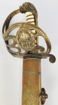SABRE DE OFICIAL COM BAINHA CONTENDO BRASÃO DO  ALMIRANTE TAMANDARÉ, JOAQUIM MARQUES LISBOA, MARQUÊS DE TAMANDARÉ OU AINDA ALMIRANTE TAMANDARÉ (RIO GRANDE, 13 DE DEZEMBRO DE 1807  RIO DE JANEIRO, 20 DE MARÇO DE 1897). AO LONGO DA SUA CARREIRA, QUE DUROU QUASE 60 ANOS, PARTICIPOU NA GUERRA DA INDEPENDÊNCIA DO BRASIL, NOS CONFLITOS INTERNOS SUBSEQUENTES NO PERÍODO REGENCIAL, E MAIS TARDE NAS GUERRAS DO PRATA E DO PARAGUAI. PELOS SERVIÇOS PRESTADOS A SUA PÁTRIA, FOI FEITO MARQUÊS E, MAIS TARDE, FOI ESCOLHIDO COMO PATRONO DA MARINHA DO BRASIL. SEU NOME SE ENCONTRA NO LIVRO DOS HERÓIS DA PÁTRIA. SABRE DO TIPO 1852, ESPIGA REBATIDA NO POMO ZOOMORFICO CABEÇA DE LEÃO. PEGA COM 9 GOMOS EM MARFIM ENVOLTOS POR CORDAME METÁLICO. FABRICANTE KRSCHBAUM. GUARDA MÃO VAZADO PRESIDIDO POR INICIAS PII (DOM PEDRO II) SOB COROA IMPERIAL ENTRE RAMOS DE FUMO E CAFÉ. BAINHA TEM BRASÃO DA ARMADA IMPERIAL COM ANCORA SOB COROA E BRASÃO ARMORIAL DO MARQUÊS DE TAMANDARÉ. BELO E IMPOTANTE SABRE! MODELO REFERENCIADO NO LIVRO  ESPADAS DO IMPÉRIO DO BRASIL DE ALFONSO MENEGASSI FILHO, PAG 368  BRASIL, DEC. 1850. 99 CM DE COMPRIMENTO.  NOTA: O Almirante Joaquim Marques Lisboa, Marquês de Tamandaré, é o Patrono da Marinha do Brasil. Toda sua vida foi dedicada à Marinha, em períodos críticos da História do País.Desde muito jovem, participou ativamente da formação do Brasil, destacando-se por seus feitos notáveis. Foi parte importante de uma geração de marinheiros, guerreiros e estadistas a quem devemos nossa maior herança: um grande País, rico em recursos naturais, Pátria de uma nação unida por uma cultura e um idioma.As qualidades de Tamandaré, comprovadas por suas ações bem-sucedidas, são exemplos, não somente para os bons marinheiros, mas para os brasileiros de todos os tempos; relembrá-las é um exercício de patriotismo e inspiração. Após a Independência do Brasil, proclamada em 7 de setembro de 1822, foi preciso expulsar as tropas lusitanas fiéis às Cortes de Lisboa. Cedo se percebeu a necessidade de criar uma Esquadra brasileira, com homens leais, para projetar poder e obter a adesão da Bahia, do Maranhão, do Pará e da Cisplatina (atual Uruguai). A Guerra da Independência possibilitou a integração nacional, e nela essa Esquadra desempenhou um papel relevante.Com 15 anos de idade, Joaquim Marques Lisboa (Tamandaré) se apresentou como voluntário e iniciou sua carreira na Marinha. Participou dos combates no mar na costa da Bahia e, depois, a bordo da Fragata Niterói, sob o comando de John Taylor, da perseguição da força naval portuguesa até a costa de Portugal. Em 1825, o Brasil entrou em guerra com as Províncias Unidas do Rio da Prata, atual Argentina, que pretendia anexar a Província Cisplatina, até então parte do território brasileiro, que se revoltara. O conflito terminou em 1828 e teve como desfecho uma arbritagem externa, que deu a independência à Cisplatina, com o nome de R epública Oriental do Uruguai.Ocorreram muitos combates navais nesse período e o Tenente Lisboa (Tamandaré) se destacou por sua coragem e liderança em vários deles. Assumiu o comando de um navio de guerra aos 18 anos de idade e logo se tornou um herói, tomando o navio que o levava prisioneiro com outros brasileiros. Com 20 anos, comandando seu segundo navio, a Escuna Bela Maria, travou um duelo de artilharia com um navio argentino e acabou obtendo sua rendição. Demonstrou então seu cavalheirismo, sendo gentil com seus prisioneiros, o que mereceu o reconhecimento do inimigo.Nessa guerra, ele amadureceu precocemente, forjando um caráter que foi o padrão de sua vida.A repressão às inúmeras revoltas, que poderiam ter afetado a integridade do território brasileiro, contou com a participação importante do Poder Naval, que foi um elemento fundamental para a manutenção da unidade territorial do Brasil, quando os laços da nacionalidade ainda eram frágeis, e também para a consecução da política imperial além das fronteiras.Em todas as ações então desenvolvidas, o papel da Marinha Imperial foi decisivo, fazendo chegar tropas aos pontos onde elas eram necessárias e apoiando as ações em terra. O isolamento das áreas sublevadas por mar, única via de comunicação, através do bloqueio naval, contribuiu para limitar as ações rebeldes. Com o avançar do século XIX, a propulsão a vapor foi tomando tal impulso que acabou por impor-se aos mais conservadores chefes navais, temerosos de que a precariedade do abastecimento de carvão limitasse os movimentos de esquadras. A Marinha Imperial, que já possuía barcas a vapor, finalmente encomendou, na Inglaterra, seu primeiro navio de guerra de grande porte, a vapor, a Fragata D. Afonso, sendo designado para seu primeiro comandante, em 1847, o Capitão de Mar e Guerra Joaquim Marques Lisboa (Tamandaré). Durante o honroso comando teve ocasião de praticar dois feitos humanitários que teriam vasta repercussão: o salvamento de passageiros e tripulantes do Navio Ocean Monarch, incendiado próximo a Liverpool, e da Nau Vasco da Gama, desarvorada ao largo da barra do Rio de Janeiro. Em 1852, Joaquim Marques Lisboa foi promovido a Chefe de Divisão, posto correspondente a Comodoro em outras Marinhas, e, em 1854, a Chefe de Esquadra (equivalente a Contra-Almirante). Em 1857, foi-lhe concedida licença para tratamento de saúde da esposa na Europa. Aproveitando sua estadia no exterior, o Governo o incumbira de fiscalizar a construção de duas canhoneiras na França e de oito outras na Inglaterra. Os navios de propulsão mista (vela e vapor) construídos no exterior sob fiscalização de Tamandaré foram: Araguari, Araguaí, Iguatemi, Ivaí, Tiête, Itajaí, Ibicuí, Parnaíba, Belmonte e Mearim. Significaram uma atualização necessária para que a Marinha pudesse continuar atuando em defesa dos interesses do Brasil e, mais tarde, esses navios tiveram participação importante na questão com o Uruguai e, depois, na Guerra da Tríplice Aliança contra o Paraguai.Já Vice-Almirante, fora homenageado, em 1860, com o título de Barão de Tamandaré. Poucos anos depois, em 1864, assumiu o cargo de Comandante-em-Chefe das Forças Navais Brasileiras em Operação no Rio da Prata. No Uruguai, o conflito entre os partidos Blanco e Colorado lançou aquela república a uma guerra civil. Brasileiros residentes naquele país foram envolvidos ou se envolveram nos conflitos, alguns foram hostilizados, sofreram graves ofensas e prejuízos materiais.Em 1864, o Brasil resolveu intervir em favor desses brasileiros e enviou um ministro plenipotenciário, em missão diplomática, porém com o respaldo de uma força naval comandada por Tamandaré.Não sendo possível a pacificação do Uruguai e o atendimento das satisfações exigidas pelo Brasil, a situação evoluiu para uma intervenção militar brasileira. Houve combates em Salto e Paissandú, que foram ocupadas por tropas sob o comando de Tamandaré, que agiu com energia e eficácia. Em seguida, Montevidéu se rendeu e o partido Colorado assumiu o governo do país. A Guerra da Tríplice Aliança contra o Paraguai (1864-1870) foi o maior conflito militar da América do Sul, somente superado em vítimas no Novo Mundo pela Guerra Civil Americana (1861-1865).Para o Brasil foi um desafio que exigiu um enorme esforço logístico. Foi a primeira grande mobilização do País, inclusive recrutando pessoas de todas as províncias. Nessa guerra, os brasileiros das diversas regiões passaram a se conhecer melhor e se acostumaram a trabalhar juntos, o que, sem dúvida, favoreceu a consolidação da nacionalidade brasileira.Coube a Tamandaré o comando das forças navais no início da guerra, em 1864 e 1866. Logo, ele estabeleceu o bloqueio naval e se empenhou na organização de um apoio logístico eficiente. O suprimento de combustível, mantimentos e munição e o apoio de manutenção aos navios foram fundamentais para o bom êxito das operações.Na Batalha Naval de Riachuelo, em 11 de junho de 1865, o Chefe de Divisão Francisco Manoel Barroso da Silva, que ele designara para comandar as divisões no Rio Paraná, obteve uma vitória decisiva, que garantiu o bloqueio e mudou o curso da guerra.Em seguida, Tamandaré comandou a operação militar de Passo da Pátria, invadindo o território inimigo e obtendo bom êxito em um difícil desembarque de grande envergadura. Na tentativa de conquistar as fortificações do Rio Paraguai, que impediam o avanço aliado, comandou o apoio naval.Solicitou exoneração do cargo por razões de saúde e políticas, sendo substituído no comando, em dezembro de 1866, pelo Almirante Joaquim José Ignácio, o Visconde de Inhaúma. O reconhecimento da Nação brasileira começou durante a vida de Tamandaré. Em 1865, batizaram um dos navios encouraçados construídos no Arsenal de Marinha do Rio de Janeiro para a Guerra da Tríplice Aliança contra o Paraguai com seu nome. Vinte e cinco anos depois, poucos anos antes de sua morte, deram o nome de Tamandaré a um cruzador projetado e construído no Arsenal de Marinha do Rio de Janeiro, que ainda é o maior navio de guerra produzido no País. A partir de então, seu nome passou a ser utilizado tradicionalmente para navios muito importantes da Marinha do Brasil. O Cruzador Tamandaré, das décadas de 1950 a 1970, não mais em serviço, foi o último navio que recebeu o seu nome.Na sua longa existência, Tamandaré recebeu outras provas de reconhecimento por sua contribuição para o País. Foi barão, visconde, conde e marquês, durante o Império. Foi agraciado com várias medalhas e condecorações, destacando-se o Colar da Ordem Imperial da Rosa, só recebido por Tamandaré, Caxias e pelo Imperador D. Pedro II.Fez-se merecedor, também, de muitos elogios. Talvez o mais significativo tenha sido o do Primeiro-Almirante Lord Cochrane, comandante da Esquadra Brasileira na Independência, que o recomendou a D. Pedro I quando somente tinha 16 anos, com a previsão de que aquele jovem marujo, no futuro, seria o "Nelson brasileiro". Mais tarde, em 1925, a Marinha fez de Tamandaré seu patrono. A CARTA TESTAMENTO DE TAMANDARÉ"Exijo que meu corpo seja vestido somente com camisa, ceroula e coberto com um lençol, metido em um caixão forrado de baeta, tendo uma cruz na mesma fazenda, branca, e sobre ela colocada a âncora verde que me ofereceu a Escola Naval em 13 de dezembro de 1892, devendo-se colocar no lugar que faz cruz a haste e o cepo um coração imitando o de Jesus, para que assim ornado signifique a âncora-cruz, o emblema da fé, esperança e caridade, que procurei conservar sempre como timbre de meus sentimentos. Sobre o caixão não desejo se coloque coroas, flores nem enfeites de qualquer espécie, e só a Comenda do Cruzeiro que ornava o peito do Sr. D. Pedro II em Uruguaiana, quando compareceu como primeiro dos voluntários da Pátria para libertar aquela possessão brasileira do jugo dos paraguaios que a aviltavam com a sua pressão; e como tributo de gratidão e benevolência com que sempre me honrou e da lealdade que constantemente a S.M.I. Sua Majestade Imperial tributei, desejo que essa comenda relíquia esteja sobre meu corpo até que baixe à sepultura, devendo ficar depois pertencente a minha filha D.M.E.M.L. Dona Maria Eufrásia Marques Lisboa como memória d'Ele e lembrança minha."Exijo que se não faça anúncio nem convites para o enterro de meus restos mortais , que desejo sejam conduzidos de casa ao carro e deste à cova por meus irmãos em Jesus o Cristo que hajam obtido o foro de cidadãos pela Lei de 13 de maio. Isto prescrevo como prova de consideração a essa classe de cidadãos em reparação à falta de atenção que com eles se teve pelo que sofreram durante o estado de escravidão; e reverente homenagem à Grande Isabel Redentora, benemérita da Pátria e da Humanidade, que se imortalizou libertando-os."Exijo mais, que meu corpo seja conduzido em carrocinha de última classe, enterrado em sepultura rasa até poder ser exumado, e meus ossos colocados com os de meus pais, irmãos e parentes, no jazigo da Família Marques Lisboa."Como homenagem à Marinha, minha dileta carreira, em que tive a fortuna de servir à minha Pátria e prestar alguns serviços à humanidade, peço que sobre a pedra que cobrir minha sepultura se escreva:Aqui jaz o Velho Marinheiro.M. de T."