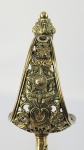 MUITO RARO MODELO DE SABRE DA GUARDA NACIONAL REPUBLICANA DO FINAL DO SEC. XIX. Ao invés da cabeça de leão da Guarda Nacional Imperial, o pomo é fitomórfico, com desenho de plantas. No guarda-corpo e na lâmina é impresso o brasão da República. A PEGA É EM MADEIRA REVESTIDA EM ESQUALO E DIVIDIDA POR AMARRIO METÁLICO. BELA E RARA PEÇA! BRASIL, FINAL DO SEC. XIX. 92 CM DE COMPRIMENTONOTA: A Guarda Nacional não era ligada ao exército e sim ao Ministério da Justiça. Entretanto, a Guarda Nacional teve sua importância, especialmente nos primeiros anos de sua existência (entre 1831 e 1850), tendo sido vista inicialmente como uma alternativa à própria existência do Exército. A tropa seria formada pelos eleitores do Império (aqueles que tinham certa renda, eliminando o proletariado) e seus oficiais seriam eleitos pela tropa, sendo as unidades organizadas por paróquias/municípios e seu uso administrado pelos juizes de paz. A idéia original sendo dar poder as oligarquias locais em relação a administração centralizada que tinha marcado o governo de Pedro I. Como não podia deixar de ser, essa forma de organização gerou abusos e, na prática, nunca foi muito eficiente, de forma que a tropa passou por uma grande reformulação conceitual em 1851, apesar de ter continuado a existir até 1917. No entanto, o fato dos oficiais terem que se equipar às suas custas (alguns dos eleitos para postos de oficiais tinham que recusar a patente, por não poderem arcar com os custos do uniforme/equipamento de oficial), além da tropa, na prática, ser um espelho das oligarquias locais, fazia com que alguns oficiais adquirissem armas mais luxuosas, que fugiam muito aos regulamentos militares do período, de forma que não se deve espantar com variações muito grandes em tipos de sabres da Guarda Nacional.