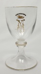 CONDE DE MESQUITA  TAÇA EM CRISTAL TRANSLÚCIDO, MANUFATURA  DE BACCARAT, DECORADA COM GRANDE RESERVA COM A LETRA M SOBRE COROA DE CONDE EM OURO. ESSE SERVIÇO FOI ENCOMENDADO PELO CONDE DE MESQUITA, JERÔNIMO JOSÉ DE MESQUITA, FILHO DO MARQUÊS DE BONFIM. POR SUA VEZ FOI LEGADO AO FILHO DESSE TITULAR, O 2. BARÃO DE BONFIM, JOSÉ JERONIMO DE MESQUITA. POR HERANÇA FOI DESTINADO A MARIA JOSÉ DE MESQUITA E BONFIM, CONDESSA MORCALDI (E POR ESSA COINCIDENCIA DE INICIAL DO TÍTULO FOI AQUINHOADA COM O APARELHO). A CÓNDESSA MORCALDI FOI CASADA COM PAOLO MORCALDI, CONDE MORCALDE E NÃO DEIXOU DESCENDENTES DESSA UNIÃO. NA DÉCADA DE 1950 FOI APREGOADO EM HASTA PÚBLICA PELO LEILOEIRO HORÁCIO HERNANI DE MELLO, GRANDE MARCHAND DOS REMANESCENTES DE OBJTOS DO PERÍODO IMPERIAL E DAS FAMÍLIAS DOS TITULARES QUE DENTRE OUTROS ACERVOS  LEILOOU OS OBJETOS HISTÓRICOS DO BRASIL - COLÔNIA E DOS PRIMEIRO E SEGUNDO REINADOS (COLEÇÃO DR. RAUL DE MORAES), LEILÃO DAS PEÇAS IMPERIAIS DO MUSEU HISTÓRICO SIMOES DA SILVA, QUE CONTINHAM RELÍQUIAS QUE OS MAIS IMPORTANTES MUSEUS DO PAÍS NÃO CONSEGUIRAM REUNIR EM SEUS ACERVOS E A  COLEÇÃO DA VIÚVA ZULMIRA DE MATTOS VELLOSO, LEILOOU O CÉLEBRE QUADRO DE ALMEIDA JUNIOR "ÚLTIMO MODELO", QUE FOI A CAUSA DA MORTE TRÁGICA DO ARTISTA: O MARIDO DA MODELO, INVESTIDO DE CIÚMES, ESCOLHEU A VINGANÇA PELO ASSASSINATO. FRANÇA, SEC. XIX. 14 CM DE ALTURA NOTA: CONDE DE MESQUITA -  Jerônimo José de Mesquita, primeiro barão, visconde com grandeza e conde de Mesquita, (Rio de Janeiro, 25 de junho de 1826  Rio de Janeiro, 1º de setembro de 1886) foi um fazendeiro, empresário e político brasileiro. Filho natural do Marquês do Bonfim e de Luísa Cândida d'Oliveira Penna, foi pai do 2º Barão do Bonfim e do 2º Barão de Mesquita. Foi vereador da Câmara Municipal do Rio de Janeiro, em 1853. Também membro da Caixa de Amortização, diretor do Banco do Brasil e presidente da Associação Comercial. Realizou vários donativos ao Estado e também para erigir o Monumento do Ipiranga e a estátua equestre de D. Pedro I. Agraciado barão em 13 de agosto de 1873, visconde em 19 de março de 1883 e finalmente conde em 12 de agosto de 1885. Era comendador da Imperial Ordem da Rosa, da Imperial Ordem de Cristo e da Real Ordem de Nossa Senhora da Conceição de Vila Viçosa. BARÃO DE BONFIM - José Jerônimo de Mesquita, segundo barão do Bonfim (Mariana, 15 de novembro de 1856  23 de setembro 1895), foi um fazendeiro brasileiro.Filho natural de Jerônimo José de Mesquita, conde de Mesquita, e de Elisa Maria de Amorim; era meio-irmão de Jerônimo Roberto de Mesquita, segundo barão de Mesquita, e neto de José Francisco de Mesquita, marquês do Bonfim. Casou-se com Maria José Vilas Boas de Siqueira. A filha, Jerônima Mesquita, foi pioneira na luta pelo direito feminino e a emancipação da mulher e foi fundadora do Movimento Bandeirante no Brasil.Em 1886, às vésperas da abolição da escravatura, decidiu libertar 300 escravos de suas propriedades. Em reconhecimento, o imperador D. Pedro II lhe agraciou com o título de barão, em 19 de agosto de1888. CONDESSA MORCALDI- Maria José de Mesquita - Condessa Morcaldi, nasceu em 1887 na Fazenda Paraíso, Leopoldina, MG e faleceu em 1980 no Rio de Janeiro/RJ. Casou com Paolo Morcaldi que faleceu em Roma na Itália em 1964.  Sem geração. O anuário do Museu Imperial publicado em 1957 relata que nesse ano, a condessa de Morcaldi e as sras. Jerônima Mesquita e Maria José Mesquita Lynch doaram ao acervo do Museu Imperial  uma tela a óleo, com moldura dourada, representando o barão de Mesquita
