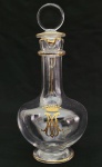 CONDE DE MESQUITA  GARRAFA PARA LICOR  EM CRISTAL TRANSLÚCIDO, MANUFATURA  DE BACCARAT, DECORADA COM GRANDE RESERVA COM A LETRA M SOBRE COROA DE CONDE EM OURO. ESSE SERVIÇO FOI ENCOMENDADO PELO CONDE DE MESQUITA, JERÔNIMO JOSÉ DE MESQUITA, FILHO DO MARQUÊS DE BONFIM. POR SUA VEZ FOI LEGADO AO FILHO DESSE TITULAR, O 2. BARÃO DE BONFIM, JOSÉ JERONIMO DE MESQUITA. POR HERANÇA FOI DESTINADO A MARIA JOSÉ DE MESQUITA E BONFIM, CONDESSA MORCALDI (E POR ESSA COINCIDENCIA DE INICIAL DO TÍTULO FOI AQUINHOADA COM O APARELHO). A CÓNDESSA MORCALDI FOI CASADA COM PAOLO MORCALDI, CONDE MORCALDE E NÃO DEIXOU DESCENDENTES DESSA UNIÃO. NA DÉCADA DE 1950 FOI APREGOADO EM HASTA PÚBLICA PELO LEILOEIRO HORÁCIO HERNANI DE MELLO, GRANDE MARCHAND DOS REMANESCENTES DE OBJTOS DO PERÍODO IMPERIAL E DAS FAMÍLIAS DOS TITULARES QUE DENTRE OUTROS ACERVOS  LEILOOU OS OBJETOS HISTÓRICOS DO BRASIL - COLÔNIA E DOS PRIMEIRO E SEGUNDO REINADOS (COLEÇÃO DR. RAUL DE MORAES), LEILÃO DAS PEÇAS IMPERIAIS DO MUSEU HISTÓRICO SIMOES DA SILVA, QUE CONTINHAM RELÍQUIAS QUE OS MAIS IMPORTANTES MUSEUS DO PAÍS NÃO CONSEGUIRAM REUNIR EM SEUS ACERVOS E A  COLEÇÃO DA VIÚVA ZULMIRA DE MATTOS VELLOSO, LEILOOU O CÉLEBRE QUADRO DE ALMEIDA JUNIOR "ÚLTIMO MODELO", QUE FOI A CAUSA DA MORTE TRÁGICA DO ARTISTA: O MARIDO DA MODELO, INVESTIDO DE CIÚMES, ESCOLHEU A VINGANÇA PELO ASSASSINATO. FRANÇA, SEC. XIX. 21 CM DE ALTURA NOTA: CONDE DE MESQUITA -  Jerônimo José de Mesquita, primeiro barão, visconde com grandeza e conde de Mesquita, (Rio de Janeiro, 25 de junho de 1826  Rio de Janeiro, 1º de setembro de 1886) foi um fazendeiro, empresário e político brasileiro. Filho natural do Marquês do Bonfim e de Luísa Cândida d'Oliveira Penna, foi pai do 2º Barão do Bonfim e do 2º Barão de Mesquita. Foi vereador da Câmara Municipal do Rio de Janeiro, em 1853. Também membro da Caixa de Amortização, diretor do Banco do Brasil e presidente da Associação Comercial. Realizou vários donativos ao Estado e também para erigir o Monumento do Ipiranga e a estátua equestre de D. Pedro I. Agraciado barão em 13 de agosto de 1873, visconde em 19 de março de 1883 e finalmente conde em 12 de agosto de 1885. Era comendador da Imperial Ordem da Rosa, da Imperial Ordem de Cristo e da Real Ordem de Nossa Senhora da Conceição de Vila Viçosa. BARÃO DE BONFIM - José Jerônimo de Mesquita, segundo barão do Bonfim (Mariana, 15 de novembro de 1856  23 de setembro 1895), foi um fazendeiro brasileiro.Filho natural de Jerônimo José de Mesquita, conde de Mesquita, e de Elisa Maria de Amorim; era meio-irmão de Jerônimo Roberto de Mesquita, segundo barão de Mesquita, e neto de José Francisco de Mesquita, marquês do Bonfim. Casou-se com Maria José Vilas Boas de Siqueira. A filha, Jerônima Mesquita, foi pioneira na luta pelo direito feminino e a emancipação da mulher e foi fundadora do Movimento Bandeirante no Brasil.Em 1886, às vésperas da abolição da escravatura, decidiu libertar 300 escravos de suas propriedades. Em reconhecimento, o imperador D. Pedro II lhe agraciou com o título de barão, em 19 de agosto de1888. CONDESSA MORCALDI- Maria José de Mesquita - Condessa Morcaldi, nasceu em 1887 na Fazenda Paraíso, Leopoldina, MG e faleceu em 1980 no Rio de Janeiro/RJ. Casou com Paolo Morcaldi que faleceu em Roma na Itália em 1964.  Sem geração. O anuário do Museu Imperial publicado em 1957 relata que nesse ano, a condessa de Morcaldi e as sras. Jerônima Mesquita e Maria José Mesquita Lynch doaram ao acervo do Museu Imperial  uma tela a óleo, com moldura dourada, representando o barão de Mesquita