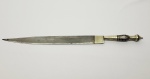 PUNHAL DITO FACA DE PONTA. CABO E RICAÇO EM ALPACA COM ARREMAS EM ANÉIS DE CHIFRE ENTREMEADOS EM PRATA. BRASIL, SEC. XIX/XX. 40,5 CM DE COMPRIMENTO