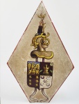 DR. FIDÊNCIO NEPOMUCENO PRATES  (1818-1900) - VITRAL EM VIDRO E ESMALTE PRODUZIDO POR CONRADO SORGENICHT REPRESENTANDO BRASÃO DE ARMAS DO DR. FIDÊNCIO NEPOMUCENO PRATES. ESCUDO ESQUARTELADO COM ARMAS EM PRIMEIRO DOS SERRA (TORRE ALADA POR DUAS SERPES), EM SEGUNDO PELICANO LITÚRGICO ADOTADO NAS ARMAS ECLESIÁSTICAS DE  DOM FELICIANO  JOSÉ RODRIGUES DE ARAUJO PRATES (1781-1858), PRIMEIRO BISPO DE PORTO ALEGRE (1781-1858) E TIO EM LINHA PATERNA DO DR. FIDÊNCIO NEPOMUCENO PRATES, EM TERCEIRO CINCO CRESCENTES LUNARES ARMAS DOS PINTO E EM QUARTO SEIS CONCHAS DE VIEIRA (O ILUSTRE TRONCO DOS VIEIRA DA CUNHA DO QUAL DESCENDE O DR. FIDÊNCIO.  O DR. FIDÊNCIO PRATES ERA PAI DO PRIMEIRO CONDE DE PRATES, EDUARDO PRATES. FOI CASADO COM DONA INOCÊNCIA DA SILVA PRATES, SENDO ESTA FILHA DOS BARÕES DE ANTONINA. DR. FIDÊNCIO ERA CUNHADO DE FRANCISCO FERREIRA DE CASTILHOS, CASADO COM DONA CAROLINA DE CARVALHO PRATES, IRMÃ DE FIDÊNCIO PRATES. FORAM PAIS DO DR. JÚLIO DE CASTILHOS (JÚLIO PRATES DE CASTILHOS), GOVERNADOR DUAS VEZES DA PROVINCIA CONSIDERADO PELOS SEUS CONTERRÂNIOS O PATRIARCA DO RIO GRANDE DO SUL.  GETÚLIO VARGAS FOI UM FERVOROSO ADMIRADOR DA JÚLIO DE CASTILHOS E OS PRINCÍPIOS POSITIVISTAS DO CASTILHISMO FORAM PRONTAMENTE ADOTADOS POR VARGAS EM SEU GOVERNO. FRANCISCO DE CASTILHOS ERA SÓCIO DO CUNHADO DR. FIDÊNCIO NEPOMUCENO PRATES, JUNTOS ABASTECECERAM SÃO PAULO E RIO DE JANEIRO COM TROPAS DE MUARES. EM 1868  O SR. FRANCISCO FERREIRA DE CASTILHOS, EM MEIO A SEUS NEGÓCIOS NO RIO DE JANEIRO PROTOCOLOU UM OFÍCIO ENDEREÇADO AO IMPERADOR DOM PEDRO II SOLICITANDO UMA COMENDA POR TER FEITO POR OCASIÃO DA GUERRA DO PARAGUAI UMA VULTOSA DOAÇÃO DE 350 CAVALOS PARA USO DAS TROPAS, NO QUE FOI ATENDIDO PELO GOVERNO IMPERIAL.BRASIL, FINAL DO SEC. XIX. 33 CM DE ALTURANOTA: A  família Prates tem suas origens na Holanda, com o nome de Prax ou Prass , e vieram para Espanha e Portugal. Em Portugal fixaram-se em Estremoz. Fidêncio Prates descende em linha direta  de João Rodrigues Prates, nascido em Extremoz em 1699. Foi um dos primeiros povoadores do Rio Grande de São Pedro, depois de ter sido capitão-mór em Santa Catarina, cargo em que lhe sucedeu seu filho Paulo. Casou em Laguna em 1729 com Isabel Gonçalves Ribeiro de quem teve numerosa descendência e deu origem a vários ramos que subsistem no Brasil: Prates, Prates de Almeida, Costa Prates, Carvalho Prates, Rodrigues Prates, Souza Prates e Prates de Castilho. Dona Isabel Gonçalves Ribeiro, pelo lado brasileiro, era filha de Manuel Gonçalves Ribeiro, Juiz na Vila de Laguna em 1720, e Maria dos Passos Duarte. Maria dos Passos Duarte entronca-se com uma das mais antigas famílias de bandeirantes do Brasil. A família tem origens na Genealogia Paulistana e como quase todas as famílias importantes de São Paulo acaba no João Ramalho e nos tupis fundadores de Piratininga.