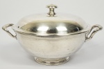 CONDESSA DE PRATES - DONA ANTONIA DOS SANTOS SILVA PRATES (1862  1937)  - CHRISTOFLE  SOPEIRA EM METAL ESPESSURADO A PRATA DA MANUFATURA CHRISTOFLE. TEM MARCAS DE PERTENÇA COM AS INICIAIS A.S.S.P PERTENCERAM A CONDESSA DE PRATES, ESPOSA DO CONDE EDUARDO PRATES, DONA ANTONIA DOS SANTOS SILVA PRATES ERA FILHA DOS BARÕES DE ITAPETININGA, JOAQUIM JOSÉ DOS SANTOS SILVA E CERINA JOAQUINA DE SOUZA E CASTRO. POR FALECIMENTO DE SUA MEIA IRMÃ, DONA MARIA HIPÓLITO DOS SANTOS SILVA, MARQUESA DE TRÊS RIOS, HERDOU A FAZENDA SANTA GERTRUDES. FRANÇA  36 CM DE DIAMETRO