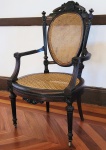 MARQUÊS DE TRÊS RIOS  (1821-1893)  A PARTIR DESSE MOMENTO APREGOAREMOS O MOBILIÁRIO DA  FAUSTOSA SALA DE VISITAS DO MARQUÊS DE TRÊS RIOS JOAQUIM EGÍDIO DE SOUZA ARANHA. DE MANUFATURA INGLESA É CONSTRUÍDA EM JACARANDÁ COM LINDA RÁDICA AVERMELHADA SIMULANDO TARTARUGA. INICIAREMOS COM O LOTE QUE SEGUE: MARQUÊS DE TRÊS RIOS  JOAQUIM EGYDIO DE SOUZA ARANHA (1821-1893)  ELEGANTE POLTRONA DE BRAÇOS COM ASSENTO E ENCOSTO EM PALHINHA. DOTADA DE RODÍZIOS. NA CABECEIRA ESCUDO ARMORIAL COM AS INICIAS TR SOB CORONEL DE MARQUÊS. GUARNECEU A SALA DE VISITAS DA FAZENDA SANTA GERTRUDES, AINDA QUANDO BARÃO A MOBÍLIA JÁ EXISTIA E COM ELA RECEBEU A FAMÍLIA IMPERIAL BRASILEIRA EM 1884 NO TOUR DA PRINCESA ISABEL, CONDE DEU E PRÍNCIPES INFANTES.  O BRASÃO FOI MODIFICADO NA DECADA DE 1880 PARA COMPORTAR A COROA DE MARQUÊS QUE SUBSTITUIU A INSCRIÇÃO B. DE TRÊS RIOS. EXCELENTE ESTADO DE CONSERVAÇÃO! INGLATERRA, SEC. XIX. 115 X 63  X 60 CMNOTA: primeiro e único BARÃO, CONDE E MARQUÊS DE TRÊS RIOS. O Marquês foi Provedor da Santa Casa de Misericórdia de São Paulo.Fez generosos donativos às instituições de caridade.Foi Presidente da Companhia Paulista, construtora da Estrada de Ferro Jundiaí a Campinas.Foi também um dos fundadores do Banco Comércio e Indústria de São Paulo.Membro proeminente do Partido Liberal, o qual chefiou, foi eleito por diversas vezes deputado provincial por São Paulo, tendo ocupado em três períodos a Presidência da Província. Filho de Francisco Egídio de Sousa Aranha e de sua prima Maria Luzia de Sousa Aranha, Viscondessa de Campinas, Casou-se em primeiras núpcias, em 30 de novembro de 1842, com Ana Francisca de Pontes(viúva do capitão Antônio José da Silva), nascida em Campinas, em 1822 onde faleceu em 16 de agosto de 1875,sendo filha de José Pereira de Pontes e Cecília Barbosa de Almeida. O Solar do Marquês de Três Rios, na cidade de São Paulo, foi onde recebeu a família imperial ,o Conde d'Eu, a Princesa Isabel e três filhos que hospedou. Construído entre os anos de 1850 e 1860, posteriormente,foi adaptado como sede da Escola Politécnica da Universidade de São Paulo, em 1894.Em Campinas, no Solar do Largo da Catedral, foram recebidos, em ocasiões diferentes o IMPERADOR DOM PEDRO II a PRINCESA IMPERIAL D. ISABEL DE BRAGANÇA, também o CONDE DEU e os filhos do casal (em 1884). Nessa mesma viagem hospedou a Princesa Isabel e sua família na Fazenda Santa Gertrudes.