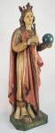SANTA BÁRBARA PROTETORA DOS ARTILHEIROS  RARISSIMA IMAGEM DE SANTA BÁRBARA REPRESENTADA COM ESPADA E INUSITADAMENTE SEGURANDO BALA DE CANHÃO NA MÃO ESQUERDA. A VIRGEM TEM BELISSIMA COROA DENOTANDO SUA CONDIÇÃO DE NOBREZA TERRENA. EXPRESSIVOS OLHOS EM VIDRO. A ESCOLHA DE SANTA BÁRBARA COMO PADROEIRA DA ARTILHARIA OCORREU EM MEADOS DO SÉCULO XIV: ERA CRENÇA, NA ÉPOCA, QUE A VALOROSA MÁRTIR REGULAVA E MODERAVA A AÇÃO DOS RAIOS E DAS TORMENTAS, À SEMELHANÇA DOS ARTILHEIROS QUE REGULAM O MANEJO DOS CANHÕES E DOS OBUSES. TRATA-SE PROVAVELMENTE DE UMA IMAGEM PERTENCENTE ORIGINALMENTE A AGREMIAÇÃO MILITAR. UMA DEVOÇÃO RARA E DE GRANDE BELEZA! BRASIL, SEC. XVIII/XIX. 86 CM DE ALTURANOTA: Bárbara de Nicomédia foi uma virgem mártir no século III comemorada como santa cristã na Igreja Católica Romana e na Igreja Ortodoxa. Em Portugal e no Brasil, tornou-se popular a devoção à Santa Bárbara, invocada como protetora por ocasião de tempestades, raios e trovões. Por ser filha única e com receio de deixar a filha no meio da sociedade corrupta daquele tempo, Dióscoro decidiu fechá-la numa torre. Quando o pai descobriu que sua filha havia se convertido ao cristianismo ele a denunciou ao governante da cidade que a condenou a morte. O próprio pai executou a sentença degolando-a. Quando a cabeça de Bárbara rolou pelo chão, um imenso trovão estrondou pelos ares fazendo tremer os céus. Um relâmpago flamejou pelos ares e atravessando o céu fez cair por terra o corpo sem vida de Dióscoro. Depois deste acontecimento contado nesta lenda, Santa Bárbara passou a ser conhecida como "protetora contra os relâmpagos e tempestades" e é considerada a Padroeira dos artilheiros, dos mineiros e de todos quantos trabalham com fogo.