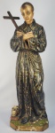 SÃO GERALDO  MAGELA  RICA IMAGEM REPRESENTANDO SÃO GERALDO MAGELA EM MADERIA POLICROMADA E DOURADA. O SANTO É REPRESENTADO SEGURANDO CRUZ E TENDO AOS PÉS UMA CAVEIRA SOBRE O EVANGELHO (MEMENTO MORE A LEMBRANÇA DE NOSSA MORTALIDADE). EXPRESSIVOS OLHOS EM VIDRO. VESTE O HÁBITO DOS REDONTORISTAS. BRASIL, SEC. XIX. 86 CM DE ALTURA.NOTA: São Gerardo Magela nasceu na cidade de Muro Lucano, sul da Itália, em 23 de abril de 1726. Era filho de Benedetta. Seu pai era alfaiate. Este faleceu quando Geraldo estava com apenas 14 anos. Por causa disso, sua família começou a passar por dificuldades extremas, caindo na pobreza. Para ajudar a família, ele começou a trabalhar numa alfaiataria. Porém, não era bem tratado pelo seu patrão. Depois de quatro anos trabalhando nessa situação, foi trabalhar para o bispo de Lacedônia e lá ficou durante três anos, até a morte do bispo. Em 1745, aos 19 anos, voltou para Muro e montou sua própria alfaiataria. O negócio prosperou, mas o que ele ganhava era dado para os pobres. Guardava o que era necessário para sua mãe e suas irmãs e dava o resto aos pobres ou encomendando missas em sufrágio das almas do purgatório. Desde muito jovem, ele se esforçou para entrar na Ordem dos Capuchinhos. Porém, não foi aceito devido sua fraca saúde. Foi aceito, porém, na Congregação do Santíssimo Redentor, ou Redentoristas. Lá, foi sacristão, alfaiate, jardineiro, enfermeiro e porteiro. Em 1754 São Geraldo foi falsamente acusado de ter engravidado uma mulher que se chamava Néria Caggiano. Geraldo, porém, fez apenas uma oração e Néria se arrependeu. Então, ela se retratou e inocentou Geraldo. Foi por isso que o povo começou a associar de São Geraldo Magela à proteção das mulheres grávidas. São Geraldo também tinha o dom da bilocação, ou seja, pelo poder de Deus, tinha a capacidade de estar presente em dois lugares ao mesmo tempo. Ele ficou conhecido por causa dos seus dons supernaturais como profecias, visões e êxtases, quando, nesses momentos, podia-se ver seu corpo erguer-se do chão. Ele também tinha notável conhecimento e aprendia com facilidade. Embora não fosse padre, seus conselhos espirituais eram procurados pelos clérigos e comunidades de religiosas nas quais ele dava conferências. Obtinha grande sucesso em converter pecadores e ficou famoso pela sua santidade e caridade.Ainda em vida, São Geraldo ressuscitou um garoto que tinha caído de um rochedo; abençoou a fraca provisão de trigo de uma família e ela durou até a colheita seguinte; várias vezes multiplicou o pão que distribuía aos pobres. Certa vez ele andou sobre as águas para levar um barco de pescadores até a segurança da praia em meio a ondas tempestuosas."Amar a Deus; estar unido a Deus; fazer as coisas por amor a Deus; amar aos irmãos por amor a Deus; sofrer por Deus. Minha obrigação é fazer a vontade de Deus". São Geraldo escreveu essas palavras, resumindo o seu desejo de servir a Deus e aos irmãos, a pedido do seu diretor espiritual.São Geraldo podia ler a mente e a consciência das pessoas. Enviado a Nápoles, começou a receber muitas visitas de pessoas que desejavam vê-lo e ouvir seus conselhos. Segundo relatos, várias pessoas se converteram graças aos seus conselhos. Ele também curava doenças apenas com a sua benção e oração. Geraldo também contava às pessoas seus pecados secretos, os quais elas tinham vergonha de confessar, levando-as à penitência e ao perdão. São Geraldo Magela vivia em uma pequena cela do convento, com muita humildade. Seu último desejo foi que escrevessem uma frase na porta de sua cela, que dizia: "Aqui o desejo de Deus é feito como Deus quer, quando e enquanto quiser". Ele morreu em Caposele, na Itália, no dia 16 de outubro de 1755, vítima de uma tuberculose. Rapidamente seu túmulo se tornou local de peregrinação e vários milagres são creditados à sua intercessão.