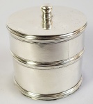 GRANDE AMBULA EM PRATA DE LEI DESTINADA A GUARDA DOS VASOS DOS SANTOS ÓLEOS (CATECUMINOS, BATISMO, ENFERMOS). ESSA LINDA ÂMBULA  DO PERÍODO SETECENTISTA BRASILEIRO ASSEMELHA-SE MUITO A OUTRA SIMILAR PERTENCENTE AO ACERVO DA CATEDRAL METROPOLITANA DO RIO DE JANEIRO E REPRODUZIDA NO LIVRO O OFICIO DA PRATA NO BRASIL  - RIO DE JANEIRO POR HUMBERTO FRANCESCHI (PAG. 158) VIDE A IMAGEM DESSA PEÇA HISTÓRICA NOS CRÉDITOS EXTRAS DESSE LOTE. CONSTRUIDA EM PRATA BATIDA COM FEITIO CILÍNDRICO REMATADA POR TRÊS ANÉIS CONCÊNTRICOS ESSA PEÇA EM LEILÃO CONSERVA O SABOR DA MELHOR LAVRA DE OBJETOS LITÚRGICOS DO PERÍODO COLONIAL BRASILEIRO NOS ANOS 1700. O CONTENTOR DOS VASOS DE SANTOS ÓLEOS ASSIM COMO O RECIPIENTE QUE CONTÉM AS HÓSTIAS E AS FAZEM CHEGAR PELAS MÃOS DOS ACÍLITOS AOS FIÉIS, SÃO IGUALMENTE CHAMADOS DE ÂMBULAS, POIS TEM A MESMA FUNÇÃO DE PERAMBULAR ENTRE OS CRENTES PARA DESTINAR A CADA UM AS PÁRTICULAS SAGRADAS DAS SANTAS HÓSTIAS E OS SANTOS ÓLEOS PARA UNÇÃO. BRASIL, SEC. XVIII. 11 X 9,5 CM  450 G