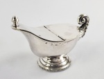 ANTIGA NAVETA EM PRATA DE LEI BATIDA E REPUXADA. PEGA COM FEITIO DE ALÇA PERDIDA UNIDA POR GODRONS AO CORPO NAVICULAR. TAMPA BASCULANTE. BASE FINALIZADA EM PERORALADOS. MARCAS DE CONTRASTE EUROPÉIAS PROVAVELMENTE ESPANHOLAS. FINAL DO SEC. XVIII. 18 CM DE COMPRIMENTO. 440 G