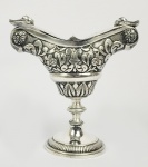 PRATA DE LEI 10 DINHEIROS - ROBUSTA NAVETA DE MAGNIFICA EXECUÇÃO EM PRATA DE LEI BATIDA, REPUXADA E CINZELADA COM MARCAS PARA CIDADE DO RIO DE JANEIRO (DEZ DINHEIROS) E PRATEIRO MANUEL TEODORO XAVIER ATIVO EM 1837 (MOITINHO PAG. 383). IMPRESSIONANTE PELO PESO, QUALIDADE E BELEZA! REMATADA EM FLORES  E ROCAILLES RELEVADSA. EM CADA EXTREMIDADE ANJOS ADORADORES EM RELEVO. BRASIL, PRIMEIRA METADE DO SEC. XIX. 17 CM DE ALTURA. 640 G