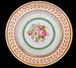DOM PEDRO I (EM NOSSA OPINIÃO ERRONEAMENTE ATRIBUIDO A DOM JOÃO VI) SERVIÇO ESPÍNHA DE PEIXE  PRATO EM PORCELANA FRANCESA DO INICIO DO SEC. XIX COMERCIALIZADO PELA CASA COMERCIAL WALLERSTEIN. UMA SEGUNDO JENNY DREIFFUS NA PAG 176 DO LIVRO LOUÇA DA ARISTOCRACIA NO BRASIL HÁ UMA TRAVESSA  NO ACERVO DO MUSEU HISTÓRICO NACIONAL QUE TRAZ O CARIMBO DO IMPORTADOR DO RIO DE JANEIRO  WALLERSTEIN & CIE FORNECEDOR DO SERVIÇO DE GALA DO IMPERADOR, ADQUIRIDO MAIS OU MENOS NA MESMA ÉPOCA. BERNARDO WALLERTEIN ESTABELECEU-SE NO RIO DE JANEIRO EM 1828 TORNANDO-SE FORNECEDOR DA CASA IMPERIAL BRASILEIRA. HÁ ESSA ALTURA O BRASIL JÁ ERA INDEPENDENTE E DOM JOÃO VI JÁ TINHA DEIXADO O PAÍS A UMA DÉCADA PORTANTO ESSE É CERTAMENTE UM SERVIÇO IMPERIAL DE DOM PEDRO I ADQUIRIDO JÁ NO FINAL DA DECADA DE 1820 QUANDO HAVIA ARRANJOS PARA UM NOVO CASAMENTO DO IMPERADOR APÓS O FALECIMENTO DA IMPERATRIZ LEOPOLDINA.. ABA TEM DECORAÇÃO ROUGE DE FEUR ENTRE FRISOS EM OURO COM GUIRLANDA GEOMÉTRICA FORMANDO DESENHO ASSEMELHADO A UMA ESPINHA DE PEIXE DE ONDE SURGIU O EPITETO DO APARELHO. A CALDEIRA TEM LINDO LAURÉU QUE EMOLDURA EXUBERANTE ARRANJO FLORAL. REPRODUZIDO NAS PAGNAS 175 E 176 DO LIVRO LOUÇA DA ARISTOCRACIA DO BRASIL POR JENNY DREIFFUS. INICIO DO SEC. XIX. 24 CM DE DIAMETRONOTA: BERNARDO WALLERTEIN SOB O NOME DE WALLERSTEIN & CIA, ESTABELECEU-SE DURANTE O PRIMEIRO IMPÉRIO APÓS DESVINCULAR-SE DA P SAISSET & CIA COM QUEM TINHA SOCIEDADE. AINDA NA DÉCADA DE 1840, MUDOU SUA RAZÃO SOCIAL PARA B. WALLERSTEIN E M. MASSET 