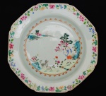 SERVIÇO DOS PASTORES. D. JOÃO VI. FAZENDA SANTA CRUZ. PRATO EM PORCELANA DA COMPANHIA DAS ÍNDIAS OITAVADO E DECORADO COM ELEMENTOS FITOMÓRFICOS E PASTOR. PEÇA DO MESMO SERVIÇO REPRODUZIDA NAS PÁGINAS 91 E 92 DO LIVRO "LOUÇA DA ARISTOCRACIA DO BRASIL", POR JENNY DREYFUS, E NA PÁGINA 350, FIGURA 306, DA OBRA "O BRASIL E A CERÂMICA ANTIGA", POR ELDINO DA FONSECA BRANCANTE. DINASTIA QING (1644-1911). PERÍODO QIANLONG (1735-1796). 25 CM.