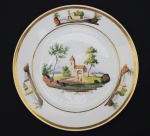 DOM JOÃO VI - SERVIÇO SÉPIA E VERDE  - ESSE MESMO PRATO FOI O ESCOLHIDO POR JENNY DREYFFUS PARA ILUSTRAR O SERVIÇO NA IMPORTANTE OBRA LOUÇA DA ARISTOCRACIA NO BRASIL PAG. 187. PRATO EM PORCELANA FRANCESA, DO INICIO DO SEC. XIX, DECORACO NA ABA COM RESERVAS COM CASTELOS  E CALDEIRA COM RESERVA CONTENDO PERSONAGENS ENTRE PAISAGEM COM FUNDO COM PORTAL E CASA DE VIGIA. FRANÇA, SEC. XIX. 23 CM DE DIAMETRO