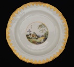 DOM JOÃO VI - SERVIÇO DE DERBY - PRATO EM PORCELANA DE DERBY  DO PERÍODO DUESBURY EM PASTA MOLE. CERCA DE 1790. ABA COM  DECORAÇÃO EM OURO FORMANDO GUIRLANDAS. RESERVA COM CENA CAMPESTRE COM LAGO, MANSÃO DE CAMPO E PERSONAGENS.  EXEMPLAR DESSE SERVIÇO ESTÁ REPRODUZIDO NO LIVRO LOUÇAM DA ARISTOCRACIA NO BRASIL DE JENNY DREYFFUS, PAG 183.  NGLATERRA, FINAL DO SEC. XVIII.24  CM DE DIAMETRO