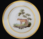 DOM JOÃO VI  SERVIÇO DE NAST  PRATO EM PORCELANA DE PARIS , DA MANUFATURA DA RUE POPPINCOUTT DE JEAN NEPOMUCENE-HERMANN NAST. LINDO PRATO EM PORCELANA COM ABA DELIMITADA POR FRISOS EM OURO E RESERVA NA CALDEIRA COM JAGUAR ENTRE VEGETAÇÃO. NO FUNDO INSCRIÇÃO LE JAGUARD.  PERTENCEU AO SERVIÇO DE DOM JOÃO VI UTILIZADO NO BRASIL. EXEMPLAR  DESSE SERVIÇO ESTA REPRODUZIDO POR JENNY DREIFFUS NO LIVRO LOUÇA DA ARISTOCRACIA DO BRASIL NA PAGINA 181  FRANÇA, SEC. XIX. 23,5 CM DE DIAMETRO