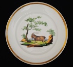 DOM JOÃO VI - COLEÇÕES MOTTA MAIA E PEIXOTO DE CASTRO.  SERVIÇO EM PORCELANA FRANCESA COM FRISO EM OURO REPRESENTANDO CARNEIRO MONTÊS ENTRE VEGETAÇÃO CAMPESTRE. NO VERSO SELO DA COLEÇÃO SÉRGIO SILVA. EXEMPLAR DESSE SERVIÇO ESTÁ REPRODUZIDO NA PAG. 187 DO LIVRO LOUÇA DA ARISTOCRACIA NO BRASIL POR JENNY DREYFFUS. FRANÇA, INICIO DO SEC. XIX. 24 CM DE DIAMETRO