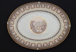 D. JOÃO VI - SERVIÇO VISTA GRANDE - FAZENDA SANTA CRUZ. LINDA TRAVESSA EM PORCELANA COMPANHIA DA ÍNDIAS REINADO JIAQING (1796-1820), BORDA CIRCULAR, ABA COM FRISO GEOMÉTRICO MARROM REMATADO EM DOURADO; NO CENTRO PAISAGEM CIRCULAR EM SÉPIA REPRODUZINDO RIO, VEGETAÇÃO, PERSONAGENS E MONTANHAS. REPRODUZIDO À PÁGINA 93 DO LIVRO "LOUÇA DA ARISTOCRACIA NO BRASIL" POR JENNY DREYFUS. CHINA, SÉC. XVIII. 27 CM DE COMPRIMENTO.NOTA: A Fazenda Imperial de Santa Cruz (ou Fazenda de Santa Cruz, Fazenda Real de Santa Cruz, ou Fazenda dos Jesuítas, ou, ainda, Fazenda Nacional de Santa Cruz ) foi uma fazenda próspera fundada em pelos padres Jesuítas nos arredores da cidade do Rio de Janeiro. Sua sede e núcleo principal corresponde hoje ao Bairro carioca de Santa Cruz. Após o Descobrimento do Brasil, com a chegada dos colonizadores portugueses à baía da Guanabara, a vasta região da baixada de Santa Cruz e montanhas vizinhas, foi doada a Cristóvão Monteiro, da Capitania de São Vicente, como recompensa aos serviços prestados durante a expedição militar que, em 1567, expulsou definitivamente os franceses da Guanabara. Ao morrer Cristóvão Monteiro, a sua esposa, dona Marquesa Ferreira, doou aos padres da Companhia de Jesus sua parte das terras. Estes religiosos, agregaram estas terras a outras sesmarias, constituíram um imenso latifúndio assinalado por uma grande cruz de madeira: a Santa Cruz. Em poucas décadas, a região compreendida entre a barra de Guaratiba, o atual município de Mangaratiba, até Vassouras, no Sul do atual Estado do Rio de Janeiro, integrava a poderosa Fazenda de Santa Cruz, a mais desenvolvida da Capitania do Rio de Janeiro nesta época, contando com milhares de escravos, cabeças de gado, e diversos tipos de cultivos, manejados com técnicas avançadas para a época. Entre as edificações, hoje com valor histórico, contam-se igrejas e um convento, ambos ricamente decorados. Uma dessas obras remanescentes é a chamada Ponte do Guandu ou Ponte dos Jesuítas. Na verdade uma represa, foi erguida em 1752, com a finalidade de regular o volume das águas das enchentes do rio Guandu. Atualmente, esse monumento permanece com a sua estrutura original quase inalterada. Outra das admiráveis iniciativas dos dirigentes da Fazenda de Santa Cruz, no plano da cultura, foi a fundação de uma Escola de Música, de uma Orquestra e de um Coral, integrados por escravos, que tocavam e cantavam nas missas e nas festividades quer na Fazenda, quer na Capital da Capitania. Considera-se, por essa razão, que Santa Cruz foi o berço da organização instrumental e coral do primeiro Conservatório de Música no Brasil. Passa pelas terras da Fazenda de Santa Cruz a trilha que no período colonial ligava a cidade de São Sebastião do Rio de Janeiro ao sertão: o Caminho dos Jesuítas, posteriormente denominado Caminho das Minas, e posteriormente ainda, Estrada Real de Santa Cruz. O seu percurso estendia-se até ao porto de Sepetiba, onde se embarcava com destino à cidade de Parati, de onde partia a antiga Estrada Real. Diante da expulsão dos Jesuítas dos domínios de Portugal e suas colônias, em 1759 por ação do Marquês de Pombal, o patrimônio da Companhia de Jesus (e a Fazenda de Santa Cruz) reverteu para a Coroa. Com o banimento dos Jesuítas do Brasil, o patrimônio da Fazenda de Santa Cruz reverteu para a Coroa, passando a se subordinar aos Vice-reis. Após um período de dificuldades administrativas, sob o governo do Vice-rei Luís de Vasconcelos e Souza, a Fazenda voltou a conhecer um período de prosperidade. No início do século XIX, com a chegada da Família Real ao Brasil (1808) e o seu estabelecimento no Rio de Janeiro, a Fazenda foi escolhida como local de veraneio. Desse modo, o antigo convento foi adaptado às funções de paço real - Palácio Real de Santa Cruz. Sentindo-se confortável na Real Fazenda de Santa Cruz, o Príncipe Regente prolongava a sua estada por vários meses, despachando, promovendo audiências públicas e recepções a partir da mesma. Nela cresceram e foram educados os príncipes D. Pedro e D. Miguel. Por iniciativa do soberano português foram trazidos da China cerca de cem homens encarregados de cultivar chá, no sítio hoje conhecido como Morro do Chá. Durante quase um século essa atividade foi produtiva e atraiu o interesse de técnicos e visitantes, tal o pioneirismo de sua implantação no Brasil. No entanto, de acordo com o jornalista Patrick Wilcken, no seu livro Império à Deriva (2010), o chá-da-índia cultivado em solo brasileiro não apresentou as mesmas características originais, sendo de qualidade inferior e de gosto amargo, o que acarretou em fracasso econômico ao contrário do café. D. João VI despediu-se de Santa Cruz em 1821, para retornar à Metrópole Portuguesa. Após o regresso de D João VI a Portugal, o Príncipe-Regente D. Pedro continuou constantemente presente em Santa Cruz, passando sua lua-de-mel com a Imperatriz Leopoldina (1818) nesta fazenda. No contexto da Independência do Brasil, antes de iniciar a história viagem da Independência, o príncipe-regente deteve-se em Santa Cruz, onde aconteceu uma reunião no dia 15 de agosto de 1822, com a presença de José Bonifácio, para estabelecer as suas bases. Ao regressar, antes de seguir até a cidade, comemorou a Independência do Brasil na Fazenda. Durante o Primeiro Reinado, o Palácio Real transformou-se em Palácio Imperial. D. Pedro I, abdicou do trono, mas os seus filhos continuaram a manter presença constante na Fazenda Imperial de Santa Cruz. Desde cedo, D. Pedro II e as princesas promoviam concorridos bailes e saraus no Palácio Imperial. Santa Cruz, por sua posição político-econômico e sobretudo estratégica (frente para o mar e fundos para os caminhos dos sertões de Minas) foi uma das primeiras localidades do País a se beneficiar com o sistema de entrega em domicílio de cartas pelo correio. Em 22 de novembro de 1842 foi inaugurada a primeira Agência fixa dos Correios do Brasil, primeira também a adotar este serviço. Dom Pedro II também instalou o primeiro telefone no Palácio Imperial de Santa Cruz, para comunicação com o Paço de São Cristóvão. Em 1878 foi inaugurada a estação de trem e no final de 1881, D. Pedro II inaugurou o Matadouro de Santa Cruz, tido como o mais moderno do mundo à época, que era servido por um ramal da estrada de ferro e abastecia de carne toda a cidade do Rio de Janeiro. Com o passar dos anos, uma série de modificações na arquitetura do prédio principal da fazenda de Santa Cruz, devido aos novos usos: Convento na era jesuítica, Palácio Real no tempo de D.João VI, Palácio Imperial com novas reformas no tempo de D. Pedro I e finalmente, no período republicano, com a construção de mais um andar, passou a aquartelar tropas do Exército. Hoje é a Sede do Batalhão Escola de Engenharia, o Batalhão Villagran Cabrita.