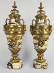PORTENTOSO PAR DE  ANFORAS EM BELISSIMO MÁRMORE ESTILO LOUIS XV REMATADAS EM EXTRAORDINÁRIO BRONZE ORMOLU. INCRIVEL QUALIDADE DO BRONZE! ALÇAS LATERAIS COM FEITIO DE CABEÇAS DE FAUNOS. FRANÇA, SEC. XIX. 50 CM DE ALTURA