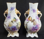 W. GUERIN & CIE - LINDO PAR DE FLOREIROS EM PORCELANA COM RICA DECORAÇÃO REPRESENTANDO COTOVIAS SOBRE A´RVORES EM FLOR. ALÇAS LATERAIS COM FEITIO DE CABEÇAS DE LEÕES MORDENTES. SÃO MAGNIFICOS! FRANÇA. SEC. XIX. 35 CM DE ALTURA