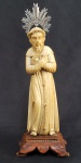 GOA - LINDA IMAGEM DE VERTENTE INDO PORTUGUESA EM MARFIM REPRESENTANDO SÃO FRANCISCO DE ASSIS - LINDA ESCULTURA EM MARFIM DE GOA COM RESPLENDOR EM PRATA DE LEI. BASE EM MADEIRA ARTISTICAMENTE ENTALHADA. RESPLENDOR EM PRATA DE LEI. REPRESENTA SÃO FRANCISCO EXIBINDO AS CHAGAS DE CRISTO EM SUAS MÃO CRUZADAS SOBRE O PEITO (CARISMA FRANCISCANO). GOA, COLONIA PORTUGUESA NA INDIA, SEC. XVIII. 26 CM E ALTURA (CONSIDERANDO O RESPLENDOR) SEM CONSIDERAR O RESPLENDOR TEM 22 CM DE ALTURA