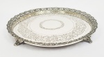 LINDA SALVA EM PRATA DE LEI COM GALERIA VAZADA APRESENTANDO FLORES DE LIS. PLANO COM GUILLOCHES FORMANDO LAURÉIS. 31 CM DE DIAMETRO. 735 G