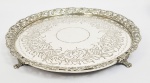 BELA SALVA EM PRATA DE LEI COM GALERIA VAZADA APRESENTANDO PARRAS E CACHOS DE UVA. MARCAS DO PRATEIRO UNIÃO. BRASIL, MEADOS DO SEC. XX. 31 CM DE DIAMETRO. 755 G