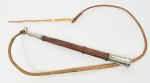 CONDE GUILHERME PRATES - REBENQUE COM GUARNIÇÃO EM PRATA DE LEI. PEGA EM MADEIRA  COM INTRICADO TRABALHO SIMULANDO TRELIÇA. A PRATA É DECORADA EM RELEVO COM FLORES E ELEMENTOS VEGETALISTAS. BRASIL, INICIO DO SEC. XX. 43 CM DE COMPRIMENTO (O REBENQUE SEM CONSIDERAR O TAMANHO DO CHICOTE EM COURO)