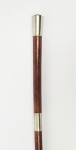 CONDE DE PRATES  GUILHERME DA SILVA PRATES  BELO REBENQUE COM CABO REVESTIDO EM COURO E GUARNIÇÃO EM PRATA. PERTENCEU AO CONDE GUILHERME PRATES. BRASIL, PRIMEIRA METADE DO SEC. XIX. 60 CM DE COMPRIMENTO (CONSIDERANDO SOMENTE O TAMANHO DO CABO)