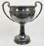 CONDE GUILHERME PRATES -  MUITO GRANDE TAÇA EM METAL ESPESSURADO A PRATA COM GRAVAÇÃOTAÃ HUGO ARENS - AO VENCEDOR DO PERCURSO  DE OBSTÁCULOS  CONCURSO HÍPPICO DE 1914 DA SOCIEDADE HIPPICA PAULISTA. DECORADO COM LAUREIS EM RELEVO. MARCAS DA MANUFATURA RED BARTOON. EUA, INICIO DO SEC. XX. 46 X 43 CM