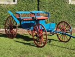 BELO TILBURY EM MADEIRA PARA TRANSPORTE DE QUATRO PASSAGEIROS (COCHEIRO E TRES PASSAGEIROS). É CHAMADO DE "CARRO DA PROFESSORA" PORQUE DIARIAMENTE ERA ENVIADO PARA CIDADE PARA CONDUZIR A PROFESSORA A ESCOLA DA FAZENDA. O CONDE EDUARDO PRATES  TINHA APREÇO PELA EDUCAÇÃO E QUALIDADE DE VIDA DE SEUS TRABALHADORES. DESDE O INICIO DO SEC. XX EXISTIAM CLASSES PARA ALFABETIZAÇÃO DAS CRIANÇAS. POR DÉCADAS O "CARRO DA PROFESSORA" TRANSPORTOU OS PROFESSORES DA CIDADE. PARA TRAÇÃO DOIS CAVALOS. PERÍODO CONDE EDUARDO PRATES (FINAL DO SEC. XIX OU INICIO DO XX). UM LINDO CARRO COM BELOS DETALHES. ENCOSTO REMATADO POR BALAÚSTRES. INSCRIÇÃO SANTA GERTRUDES. FINAL DO SEC. XIX.