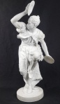MARQUÊS DE TRÊS RIOS (DÉCADA DE 1880) - LINDA ESCULTURA EM PASTA DE PORCELANA REPRESENTANDO FIGURA DE DANÇARINO NEGRO USANDO CAPA DE PELE DE LEÃO E TOCANDO SÍMBALO. PEÇA MARAVILHOSA! FRANÇA, SEC. XIX. 70 CM DE ALTURANOTA: VION & BAURY (V & B) LOCALIZADO NA RUE DE PARADIS-POISSONNIERE E ORIGINALMENTE FUNDADA EM 1845 POR UM ESCULTOR DE CERÂMICA CHAMADO JEAN GILLE. JEAN GILLE PARECE ÀS VEZES SER REFERIDO COMO GILLE JEUNE (PRESUMIVELMENTE SIGNIFICANDO GILLE JNR OU GILLE, O MAIS JOVEM). ELE ERA UM MODELADOR DE GRANDE HABILIDADE .  COMEÇANDO SEU PRÓPRIO NEGÓCIO EM 1845, ELE EXPANDIU SEUS NEGÓCIOS DE ACORDO COM A MODA DA ÉPOCA PARA ESTATUETAS DE PASTA DE PORCELANA  NÃO VITRIFICADAS, ALTAMENTE DETALHADAS, CHEIAS DE PERSONALIDADE E REALISTAS. SUAS ESCULTURAS SÃO DE TIRAR O FÔLEGO. A MARCA DA ANCORA VERDE FOI ADOTADA NA DÉCADA DE 1880. 