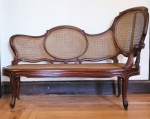 ELEGANTE  DAYBAD EM MADEIRA COM ENCOSTO E ASSENTO EM PALHINHA. DOTADA DE RODÍZIOS. PERNAS EM CABRIOLET, ESTILO E ÉPOCA LOUIS PHILIPPE. A DAYBAD ERA UM MÓVEL PARA REPOUSO DURANTE O DIA OU PARA SALAS PRIVADAS FREQUENTADAS PELAS MULHERES DA CASA, O BOUDOIR. BRASIL, SEC. XIX. 150 (C) X 110 X 64 CM . PALHINHA NO ASSENTO TEM ALGUMAS FALHAS.