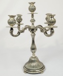 CANDELABRO EM PRATA DE LEI COM MARCAS DE CONTRASTE PARA PORTUGAL (ÁGUIA). DOTADO DE CINCO LUMES E QUATRO BRAÇOS. CORPO DECORADO COM GOMADOS. 38 CM DE ALTURA. 1845 G
