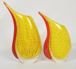 ROSENTHAL - RARO PAR DE VASOS EM VIDRO ARTISTICO DE MURANO DA MANUFATURA ROSENTHAL MODELO GOTAS DE ORVALHO. PEÇAS DE DESIGN PARA COLEÇÃO. PRODUZIDOS NA DEC. DE 1960. LINDAS CORES E ARREAMTE BOLICANTE. MARCAS DA MANUFATURA ROSENTHAL ACIDADAS SOB A BASE . ITALIA, DEC. 60. 30 CM DE ALTURA O MAIOR E 24 CM O OUTRO
