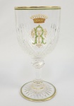 MARQUÊS DE TRÊS RIOS  JOAQUIM EGYDIO DE SOUSA ARANHA  BACCARAT  GRANDE TAÇA PARA ÁGUA EM CRISTAL LAPIDADO COM FRISOS EM OURO E VERDE. RESERVA COM INICIAS TR ENTRELAÇADAS SOBRE COROA DE CONDE. PERTENCERAM A JOAQUIM EGYDIO DE SOUSA ARANHA, BARÃO, CONDE E MARQUÊS DE TRÊS RIOS. POR SEU CASAMENTO COM DONA MARIA HIPÓLITA DOS SANTOS SILVA, VIÚVA DO BARÃO DE SÃO JOÃO DO RIO CLARO PASSOU A SER EM 1876 PROPRIETÁRIO DA FAZENDA SANTA GERTRUDES, ONDE RECEBEU A PRINCESA ISABEL E SEUS FAMILIARES. EXEMPLAR DESSE SERVIÇO ESTÁ REPRODUZIDO NA PÁGINA 352 E 353  DO LIVRO O CRISTAL NO IMPÉRIO DO BRASIL DE JORGE GETULIO VEIGA. FRANÇA, SEC. XIX. 16,5 CM DE ALTURA (BICADO NA BORDA).NOTA: (1821-1893), primeiro e único BARÃO, CONDE E MARQUÊS DE TRÊS RIOS. No ano de seu casamento passou o casal a residir na Capital da Província. O Marquês foi Provedor da Santa Casa de Misericórdia de São Paulo.Fez generosos donativos às instituições de caridade.Foi Presidente da Companhia Paulista, construtora da Estrada de Ferro Jundiaí a Campinas.Foi também um dos fundadores do Banco Comércio e Indústria de São Paulo.Membro proeminente do Partido Liberal, o qual chefiou, foi eleito por diversas vezes deputado provincial por São Paulo, tendo ocupado em três períodos a Presidência da Província. Filho de Francisco Egídio de Sousa Aranha e de sua prima Maria Luzia de Sousa Aranha, Viscondessa de Campinas, Casou-se em primeiras núpcias, em 30 de novembro de 1842, com Ana Francisca de Pontes(viúva do capitão Antônio José da Silva), nascida em Campinas, em 1822 onde faleceu em 16 de agosto de 1875,sendo filha de José Pereira de Pontes e Cecília Barbosa de Almeida. O Solar do Marquês de Três Rios, na cidade de São Paulo, foi onde recebeu a família imperial ,o Conde d'Eu, a Princesa Isabel e três filhos que hospedou. Construído entre os anos de 1850 e 1860, posteriormente,foi adaptado como sede da Escola Politécnica da Universidade de São Paulo, em 1894.Em Campinas, no Solar do Largo da Catedral, foram recebidos, em ocasiões diferentes o IMPERADOR DOM PEDRO II a PRINCESA IMPERIAL D. ISABEL DE BRAGANÇA, também o CONDE DEU e os filhos do casal (em 1884). Nessa mesma viagem hospedou a Princesa Isabel e sua família na Fazenda Santa Gertrudes.