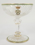 MARQUÊS DE TRÊS RIOS  JOAQUIM EGYDIO DE SOUSA ARANHA  BACCARAT  -  TAÇA PARA CHAMPAGNE  EM CRISTAL LAPIDADO COM FRISOS EM OURO E VERDE. RESERVA COM INICIAS TR ENTRELAÇADAS SOBRE COROA DE CONDE. PERTENCERAM A JOAQUIM EGYDIO DE SOUSA ARANHA, BARÃO, CONDE E MARQUÊS DE TRÊS RIOS. POR SEU CASAMENTO COM DONA MARIA HIPÓLITA DOS SANTOS SILVA, VIÚVA DO BARÃO DE SÃO JOÃO DO RIO CLARO PASSOU A SER EM 1876 PROPRIETÁRIO DA FAZENDA SANTA GERTRUDES, ONDE RECEBEU A PRINCESA ISABEL E SEUS FAMILIARES. EXEMPLAR DESSE SERVIÇO ESTÁ REPRODUZIDO NA PÁGINA 352 E 353  DO LIVRO O CRISTAL NO IMPÉRIO DO BRASIL DE JORGE GETULIO VEIGA. FRANÇA, SEC. XIX. 10 CM  CM DE DIAMETRO (BICADO NA BORDA).NOTA: (1821-1893), primeiro e único BARÃO, CONDE E MARQUÊS DE TRÊS RIOS. No ano de seu casamento passou o casal a residir na Capital da Província. O Marquês foi Provedor da Santa Casa de Misericórdia de São Paulo.Fez generosos donativos às instituições de caridade.Foi Presidente da Companhia Paulista, construtora da Estrada de Ferro Jundiaí a Campinas.Foi também um dos fundadores do Banco Comércio e Indústria de São Paulo.Membro proeminente do Partido Liberal, o qual chefiou, foi eleito por diversas vezes deputado provincial por São Paulo, tendo ocupado em três períodos a Presidência da Província. Filho de Francisco Egídio de Sousa Aranha e de sua prima Maria Luzia de Sousa Aranha, Viscondessa de Campinas, Casou-se em primeiras núpcias, em 30 de novembro de 1842, com Ana Francisca de Pontes(viúva do capitão Antônio José da Silva), nascida em Campinas, em 1822 onde faleceu em 16 de agosto de 1875,sendo filha de José Pereira de Pontes e Cecília Barbosa de Almeida. O Solar do Marquês de Três Rios, na cidade de São Paulo, foi onde recebeu a família imperial ,o Conde d'Eu, a Princesa Isabel e três filhos que hospedou. Construído entre os anos de 1850 e 1860, posteriormente, foi adaptado como sede da Escola Politécnica da Universidade de São Paulo, em 1894.Em Campinas, no Solar do Largo da Catedral, foram recebidos, em ocasiões diferentes o IMPERADOR DOM PEDRO II a PRINCESA IMPERIAL D. ISABEL DE BRAGANÇA, também o CONDE DEU e os filhos do casal (em 1884). Nessa mesma viagem hospedou a Princesa Isabel e sua família na Fazenda Santa Gertrudes.