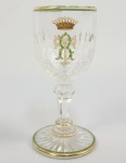 MARQUÊS DE TRÊS RIOS  JOAQUIM EGYDIO DE SOUSA ARANHA  BACCARAT  -  TAÇA PARA VINHO DO PORTO LAPIDADO COM FRISOS EM OURO E VERDE. RESERVA COM INICIAS TR ENTRELAÇADAS SOBRE COROA DE CONDE. PERTENCERAM A JOAQUIM EGYDIO DE SOUSA ARANHA, BARÃO, CONDE E MARQUÊS DE TRÊS RIOS. POR SEU CASAMENTO COM DONA MARIA HIPÓLITA DOS SANTOS SILVA, VIÚVA DO BARÃO DE SÃO JOÃO DO RIO CLARO PASSOU A SER EM 1876 PROPRIETÁRIO DA FAZENDA SANTA GERTRUDES, ONDE RECEBEU A PRINCESA ISABEL E SEUS FAMILIARES. EXEMPLAR DESSE SERVIÇO ESTÁ REPRODUZIDO NA PÁGINA 352 E 353  DO LIVRO O CRISTAL NO IMPÉRIO DO BRASIL DE JORGE GETULIO VEIGA. FRANÇA, SEC. XIX. 10,5 CM  CM DE ALTURA (BICADO NA BORDA).NOTA: (1821-1893), primeiro e único BARÃO, CONDE E MARQUÊS DE TRÊS RIOS. No ano de seu casamento passou o casal a residir na Capital da Província. O Marquês foi Provedor da Santa Casa de Misericórdia de São Paulo.Fez generosos donativos às instituições de caridade.Foi Presidente da Companhia Paulista, construtora da Estrada de Ferro Jundiaí a Campinas.Foi também um dos fundadores do Banco Comércio e Indústria de São Paulo.Membro proeminente do Partido Liberal, o qual chefiou, foi eleito por diversas vezes deputado provincial por São Paulo, tendo ocupado em três períodos a Presidência da Província. Filho de Francisco Egídio de Sousa Aranha e de sua prima Maria Luzia de Sousa Aranha, Viscondessa de Campinas, Casou-se em primeiras núpcias, em 30 de novembro de 1842, com Ana Francisca de Pontes(viúva do capitão Antônio José da Silva), nascida em Campinas, em 1822 onde faleceu em 16 de agosto de 1875,sendo filha de José Pereira de Pontes e Cecília Barbosa de Almeida. O Solar do Marquês de Três Rios, na cidade de São Paulo, foi onde recebeu a família imperial ,o Conde d'Eu, a Princesa Isabel e três filhos que hospedou. Construído entre os anos de 1850 e 1860, posteriormente, foi adaptado como sede da Escola Politécnica da Universidade de São Paulo, em 1894.Em Campinas, no Solar do Largo da Catedral, foram recebidos, em ocasiões diferentes o IMPERADOR DOM PEDRO II a PRINCESA IMPERIAL D. ISABEL DE BRAGANÇA, também o CONDE DEU e os filhos do casal (em 1884). Nessa mesma viagem hospedou a Princesa Isabel e sua família na Fazenda Santa Gertrudes.
