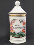BELO POTE DE FARMÁCIA EM PORCELANA COM EXUBERANTE DECORAÇÃO FLORAL DO TIPO BRINCO DE PRINCESA LAUREANDO PAISAGENS DO RIO DE JANEIRO (VIDE EM O BRASIL E A CERÂMICA ANTIGA DE E.F. BRANCANTE PAG 616) PROFUSAMENTE REMATADO EM OURO. EM RESERVA O NOME EM LATIM DA SUBSTÂNCIA FARMACOLÓGICA QUE CONTINHA SENDO:  EMPLASTRO DIABOTANUM. UM REMÉDIO APLICADO PARA O TRATAMENT DE ESCROFULAS E TUMORES DA PELE. FRANÇA, SEC. XIX. 29 CM DE ALTURANOTA: RECEITA PARA PRODUZIR O EMPLASTRO DIABOTANUM: Seis onças cada de folhas recentes e raízes de bardana, butterbur, calêndula, cipreste, hera, livece, valeriana grande, aipo de jardim, elecampane, rábano selvagem, pepino selvagem, scrophularia, stonecrop, celandine maior, celandine pequeno e gratiola. Pique as folhas e raízes e ferva-as em quantidade suficiente de água; depois de concluído, coe e pressione a decocção restante.A este concentrado, adicione quatro libras de cada um dos sucos de cicuta, celandine maior, sálvia esclareia e stonecrop. Evaporar tudo em banho-maria até ficar na consistência de extrato grosso.Para uma libra deste extrato, misture exatamente quatro onças de gálbano, goma de amônia, opopanax e sagapenum. Observe que essas gomas-resinas devem ser previamente dissolvidas em vinagre cilítico e espessadas até a consistência desejada.Enquanto isso, misture duas libras de monóxido de chumbo preparado; oito onças cada de óleo de minhoca, óleo de cachorro pequeno, óleo de trevo doce, óleo de mucilagem e água comum apenas o suficiente para cozinhar os óleos e o litargírio. Quando terminar, adicione o extrato acima mencionado, da mesma maneira que as gomas-resinas foram misturadas, e quinze onças de enxofre bruto sutilmente pulverizado. Depois de fundir meio quilo de cera amarela, styrax líquido purificado e piche da Borgonha, adicione-os ao gesso que você já liquefez levemente, mexendo bem com um pilão longo para fazer uma mistura exata. Para isso, você adicionará os seguintes pós:Três quartos de onça cada uma das raízes de íris de Florença, ciclâmen, botão de ouro bulboso, coroa imperial, serpentina, heléboro branco; uma onça dos selos de Salomão e de lírios; três aristolochia, de um quarto de onça cada; três onças de cabaré; três oitavos de onça de folhas de pistache; meia onça de folhas de louro; três quartos de onça de sementes de aipo selvagem e agrião; três onças de cominho; uma onça de fezes de pombo; oito onças de asfalto sírio, detritos e resina de mástique; doze onças de goma de choupo; três onças de bdélio, mirra; e uma onça de esporas. Usando as mesmas técnicas, misture tudo para fazer um pó como manda a arte, misturando bem com o referido gesso. Finalmente, adicione uma onça e meia de cânfora. Você precisará ter dissolvido a cânfora em uma onça e meia de óleo de cravo e duas onças e meia de óleo de tijolo. Agora, o gesso está completo (ver Gesso ). Esse emplastro tende a ser bom para amaciar e cicatrizar; é freqüentemente usado para cistos, glândulas, etc.