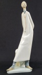 LLADRO - SÉRIE PROFISSÕES - MÉDICO - GRANDE ESCULTURA EM PORCELANA REPRESENTANDO FIGURA DE MÉDICO. MARCAS DA MANUFATURA SOB A BASE. 42 CM DE ALTURA