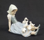LLADRO - MENINA ALIMENTANDO MARRECOS, ENCANTADORA ESCULTURA EM PORCELANA MARCAS DA MANUFATURA SOB A BASE. 21 X 16 CM